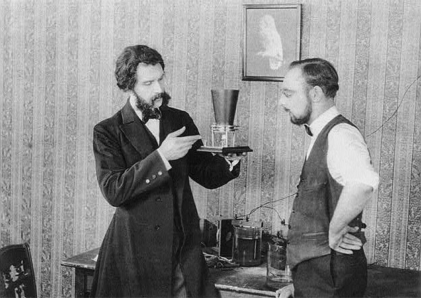 Alexander  Graham Bell realiza la primera conversación telefónica en 1876.