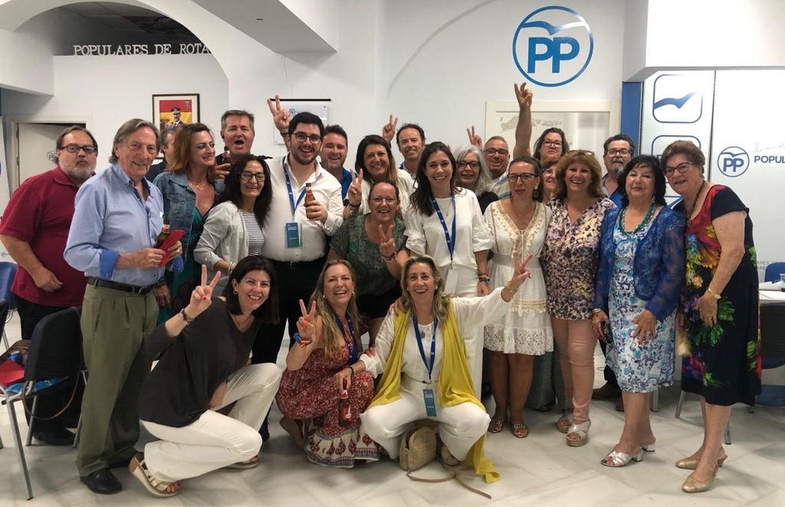 Auxiliadora Izquierdo, parlamentaria electa de Rota, celebrando con militantes del PP la victoria de este partido en la localidad.