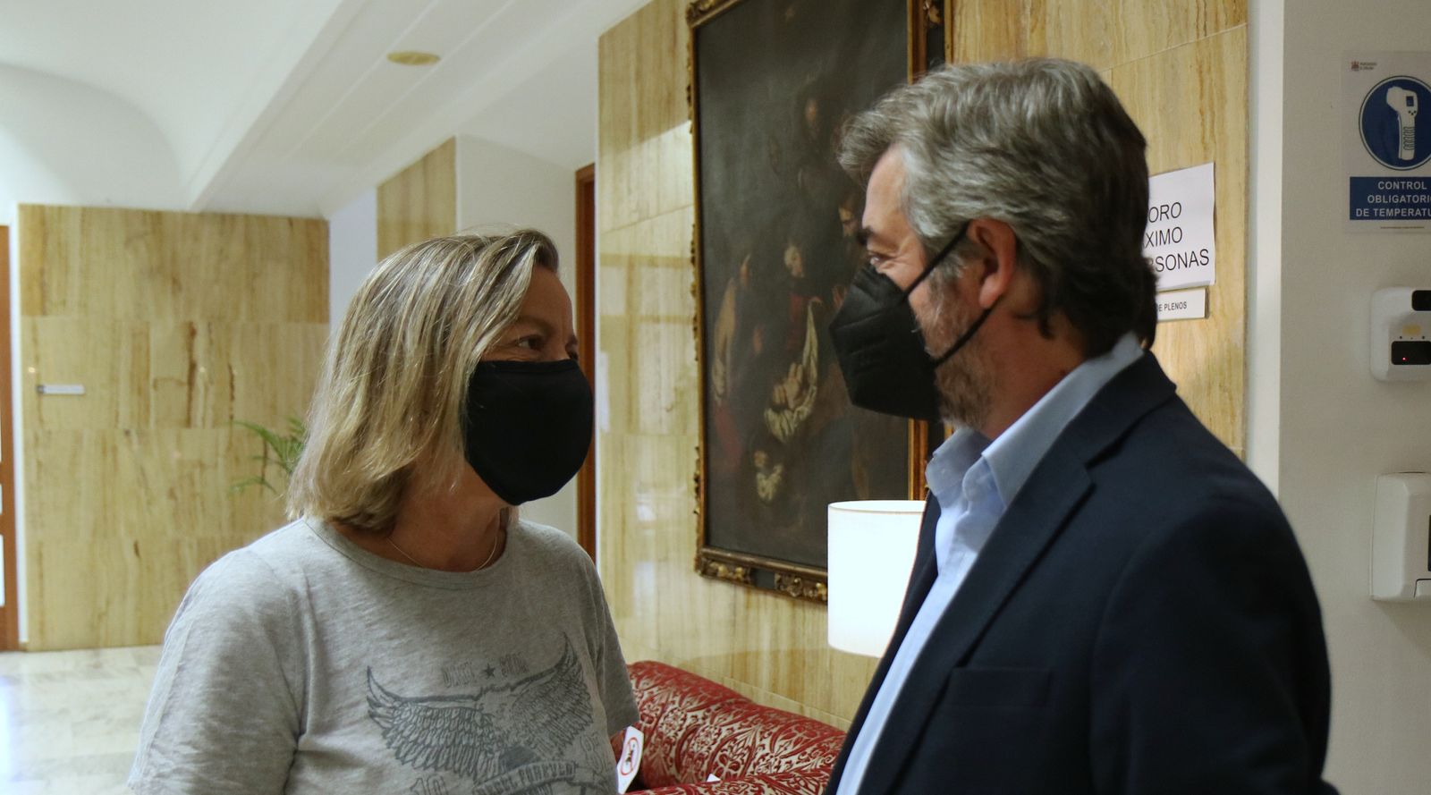 Isabel Albás y Miguel Ángel Torrico, antes de informar de los asuntos de la Junta de Gobierno Local.