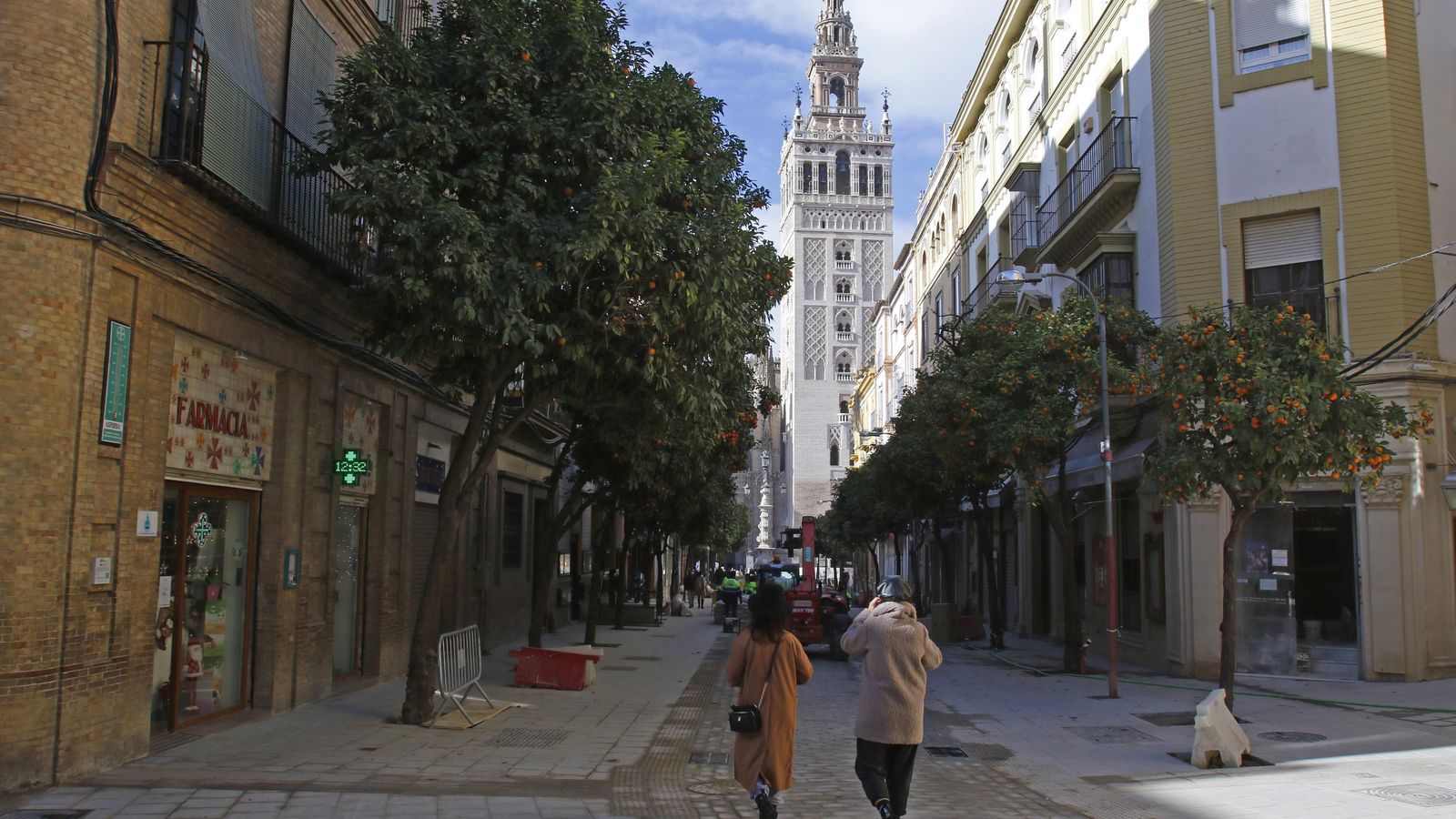 La calle Mateos Gago, una de las principales arterias del barrio, ahora en transformación.