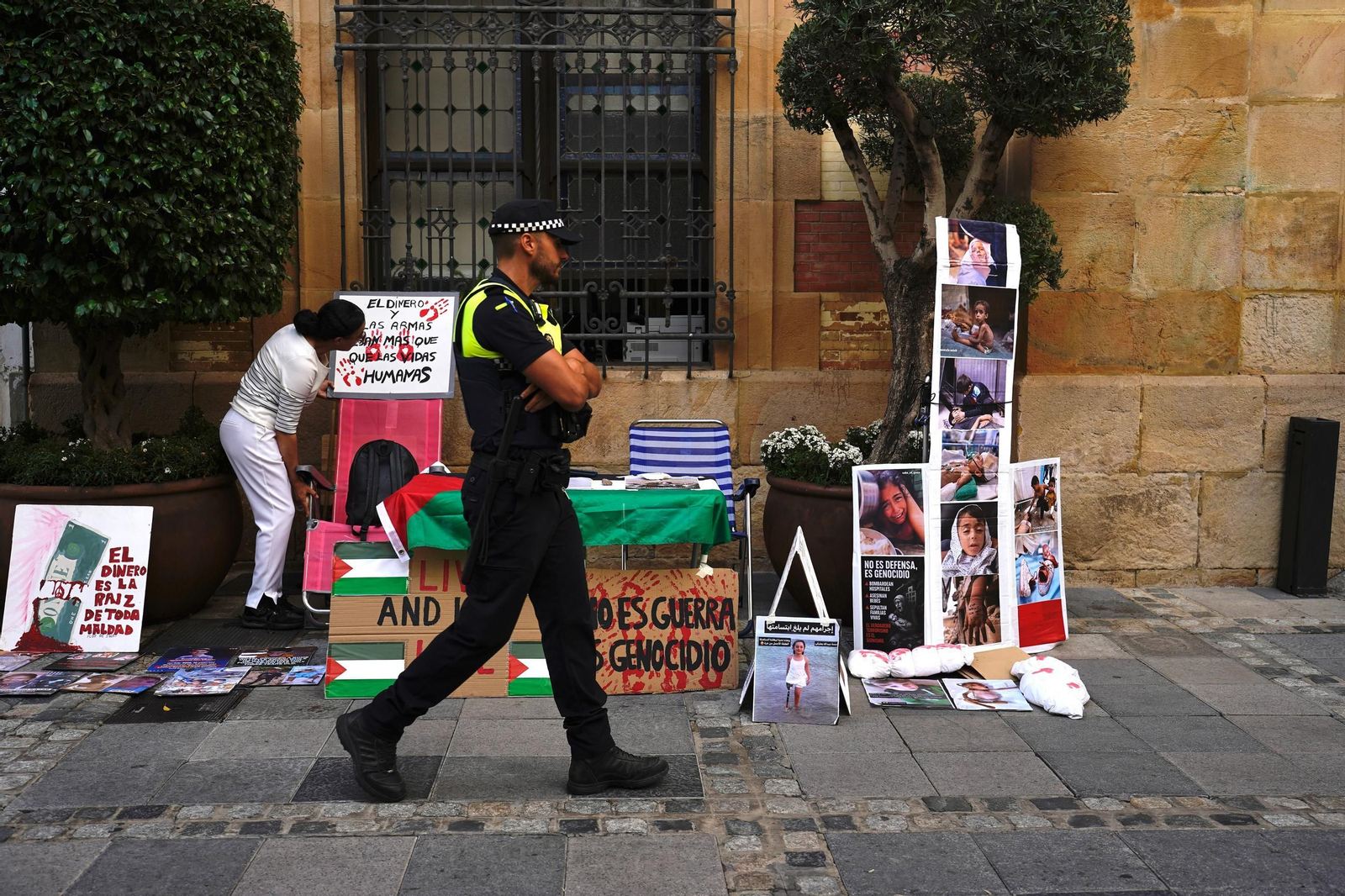 La recogida de firmas en Algeciras por la bandera de Palestina, en imágenes