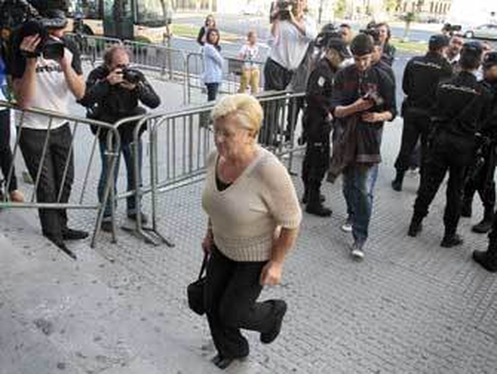 La madre de María José Campanario entrando a los juzgados. /Lourdes de Vicente