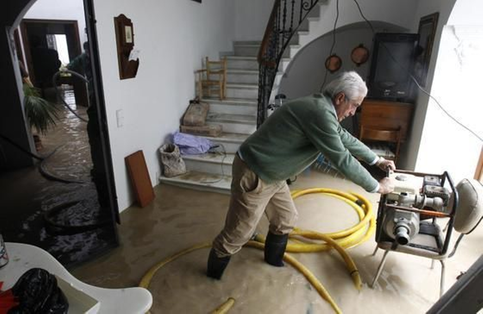 Los vecinos de Écija sufren por tercera vez en un mes las inundaciones en sus casas.

Foto: Antonio Pizarro