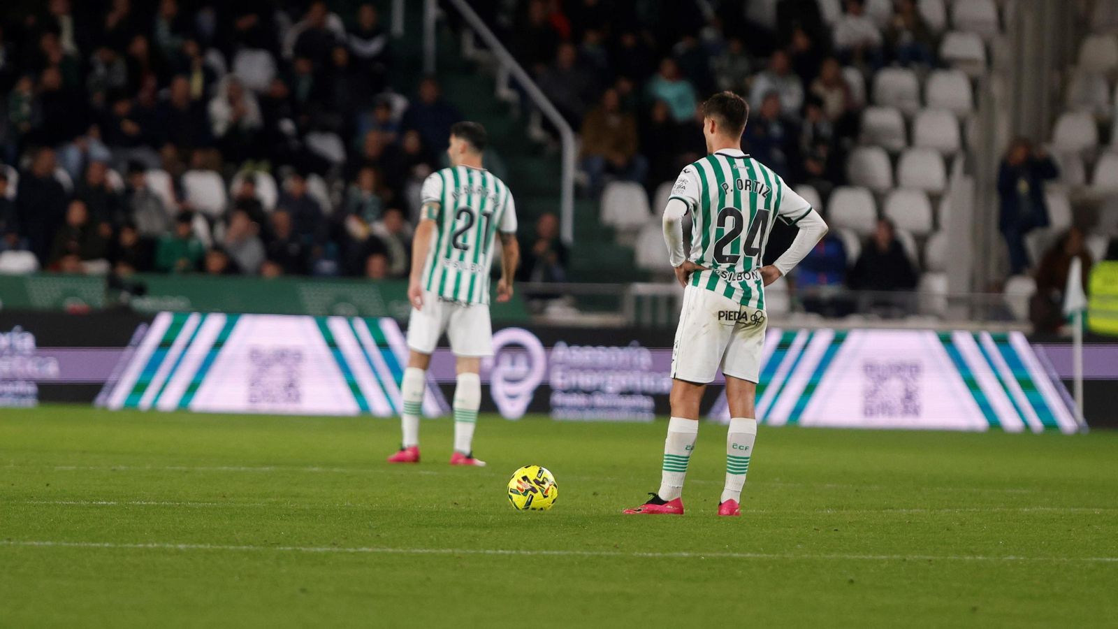 Pedro Ortiz y Albarrán, cabizbajos, tras encajar uno de los goles del Cádiz.