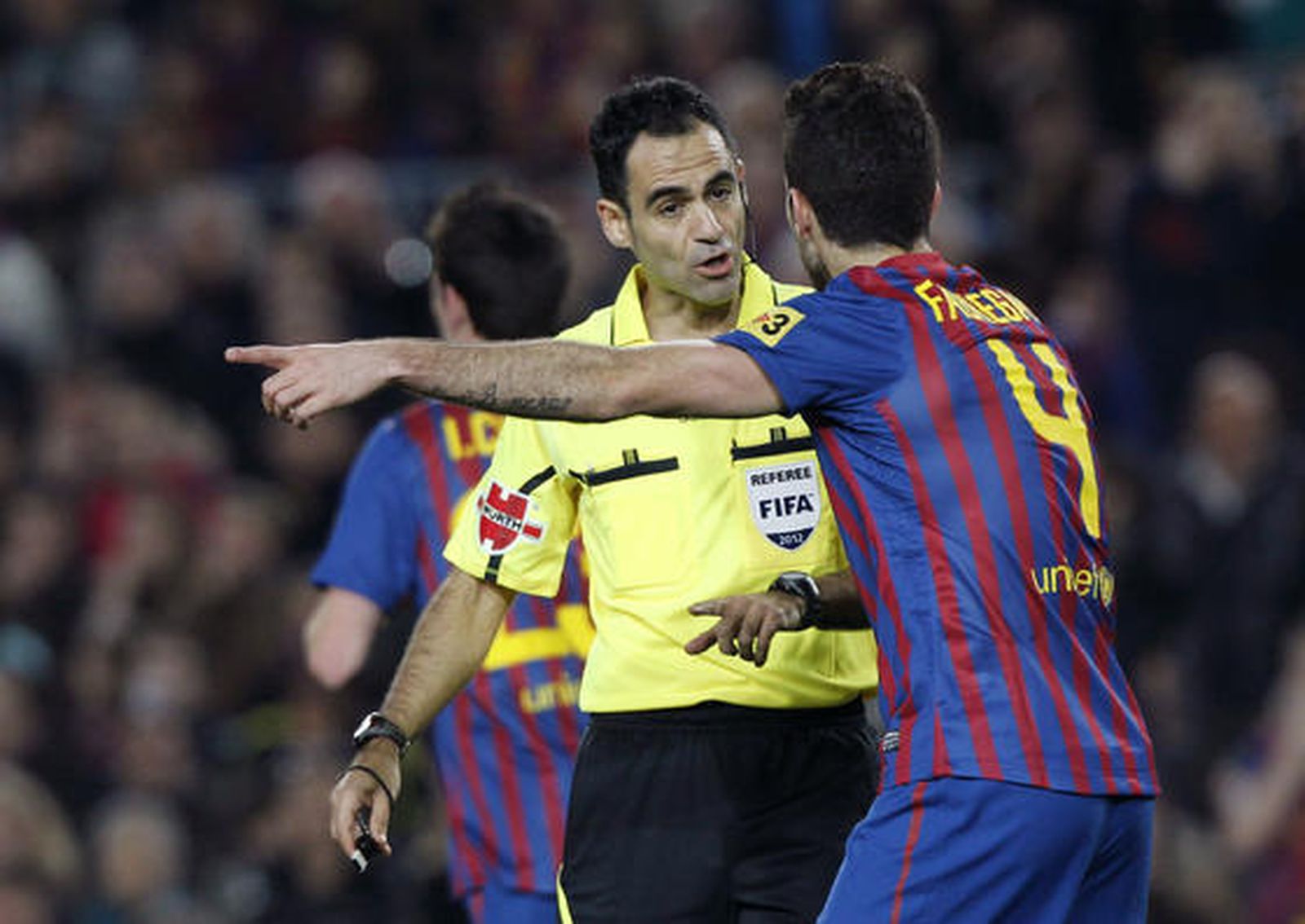 El Barcelona sufre para ganar con diez al Sporting de Gijón. / Reuters