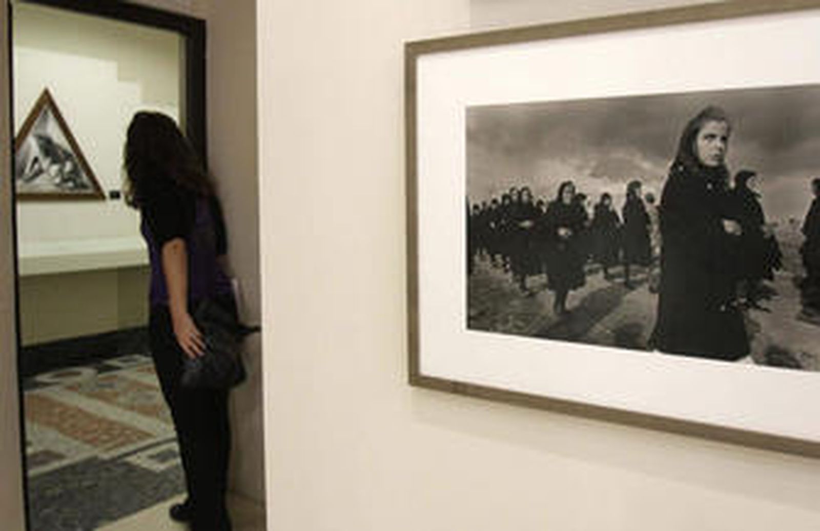 En la imagen, una fotografía sin título de Chema Madoz y 'Danza cubana', de Isabel Muñoz.