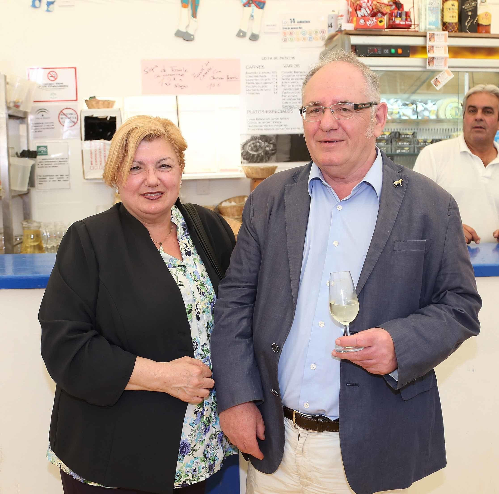 Candela Zaragoza y Ángel Clemente viven en Barcelona pero desde hace 32 años vienen siempre a la Feria de Jerez y ayer lo celebraron en la caseta del Diario.