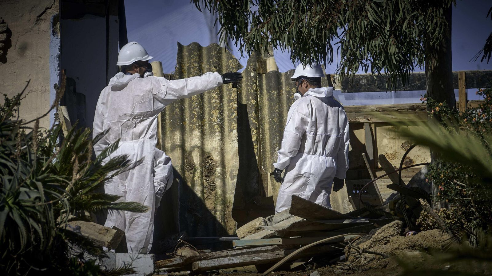 Retirada de amianto durante el derribo de las casetas de La Casería en San Fernando.