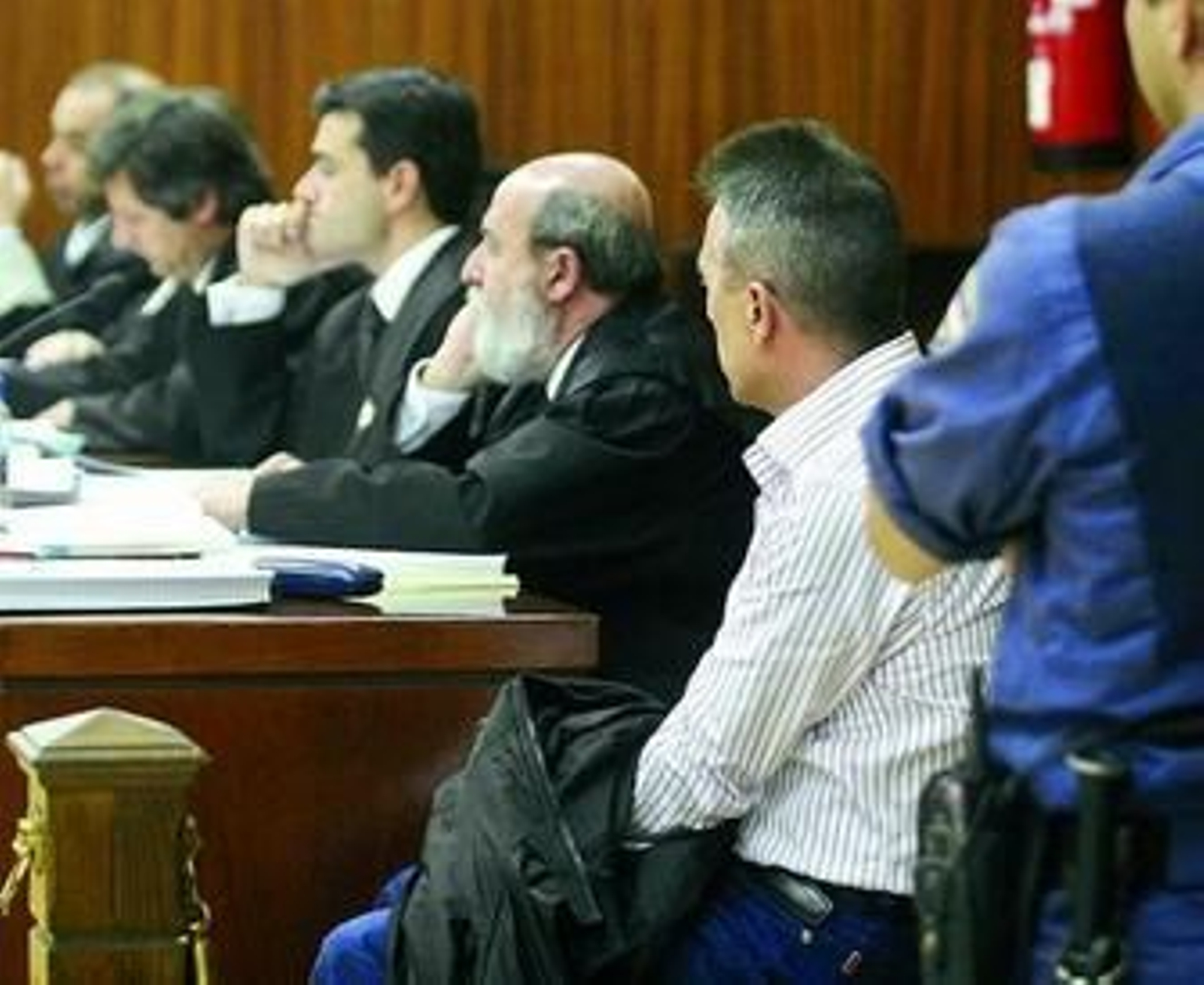 El acusado, ayer junto a su Defensa y las cuatro acusaciones que se personan en el procedimiento.