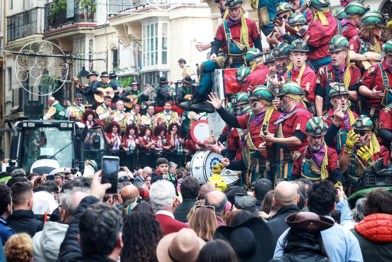 Las mejores imágenes del primer domingo del Carnaval de Cádiz
