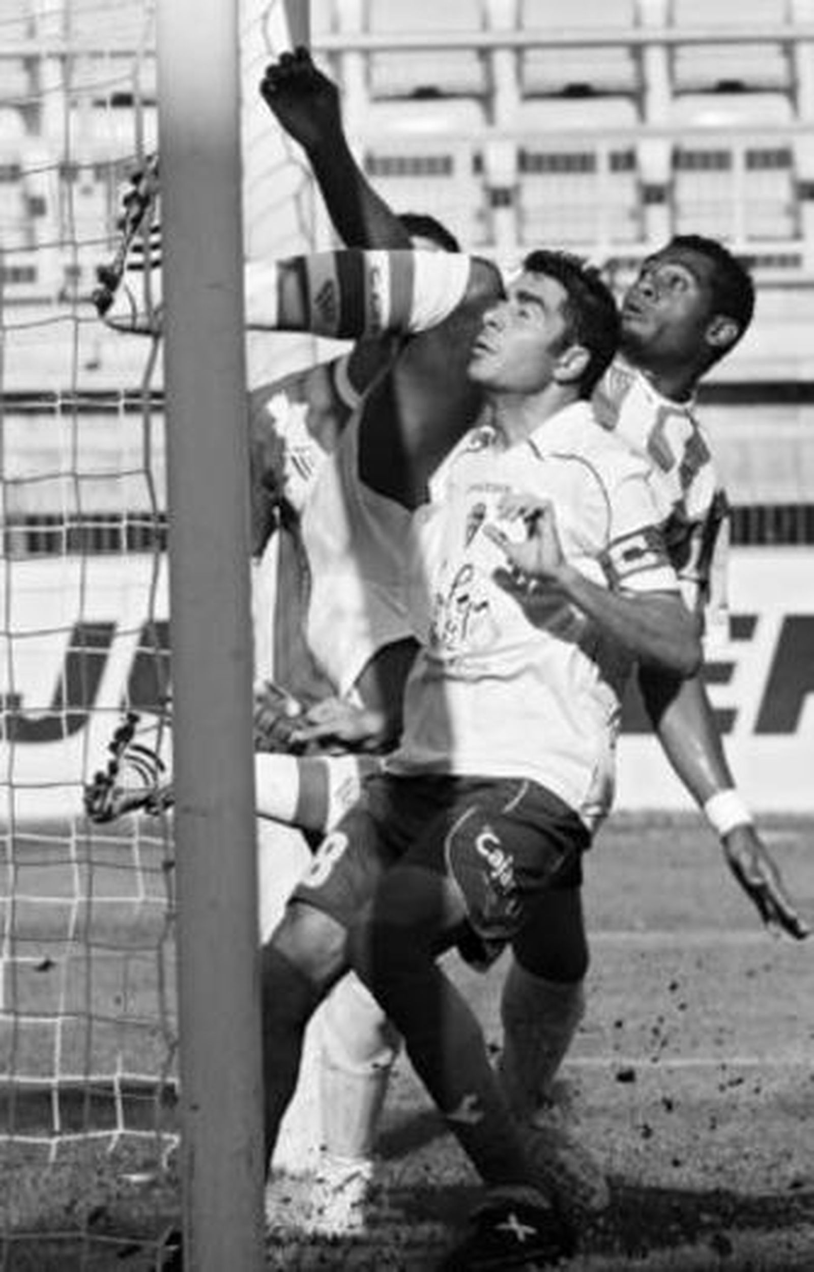 El brasileño David Lopes se interpone a Enrique en una acrobática posición.