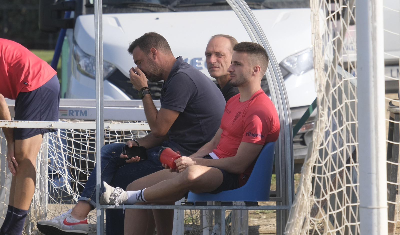 Ekaitz Jiménez observa un entrenamiento en la Ciudad Deportiva.