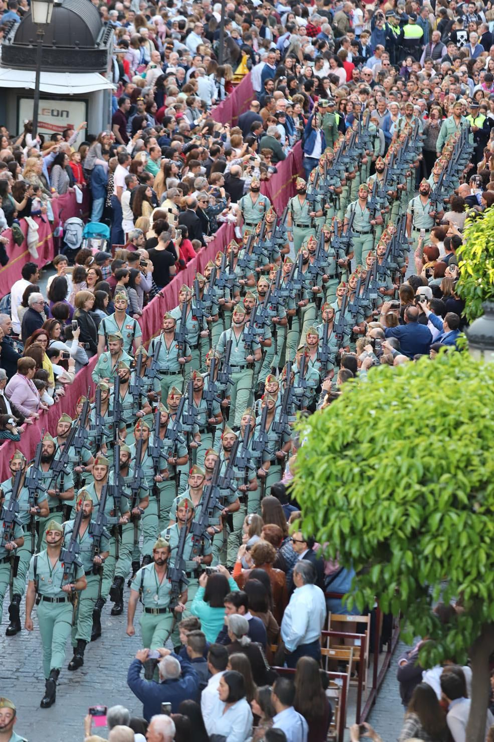 Procesión del Cristo de la Vera Cruz, escoltado por la Legión en las calles de Huelva