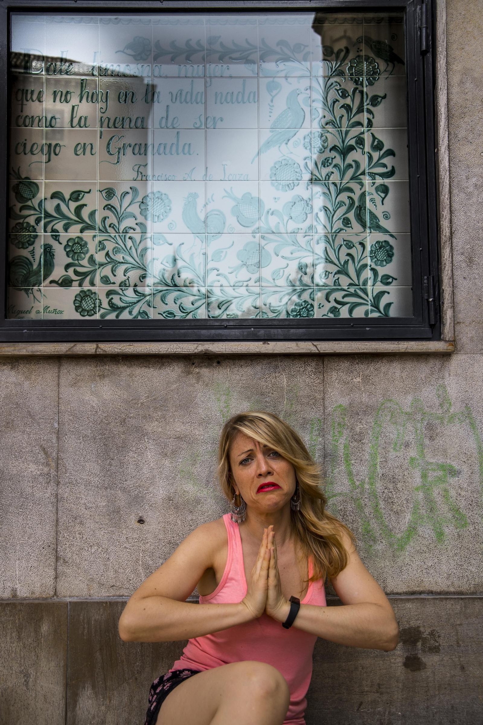 Glory Meyers debajo de la famosa frase sobre lo que supone ser ciego en Granada