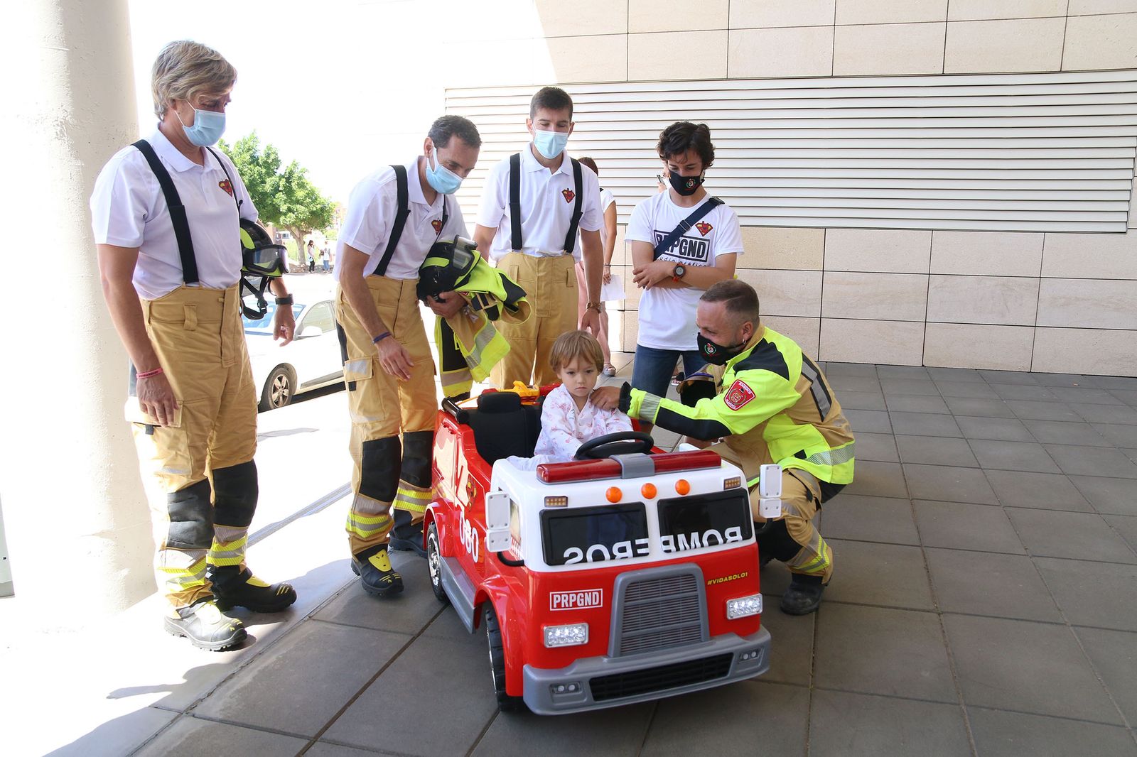 Fotogalería los bomberos de Almería regalan un cochecito eléctrico y camisetas a los niños hospitalizados de Torrecárdenas