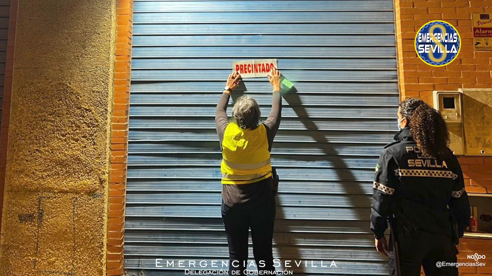 Los agentes precintan uno de los locales.