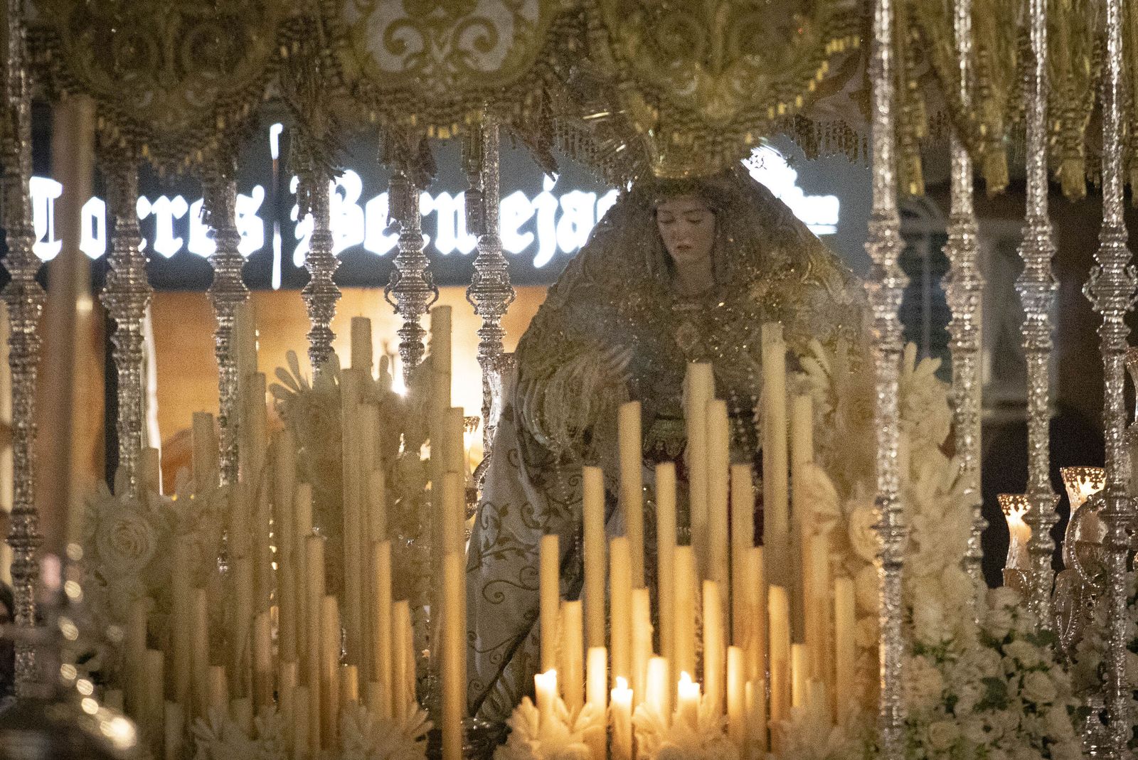 La Aurora alumbra el Jueves Santo de Granada