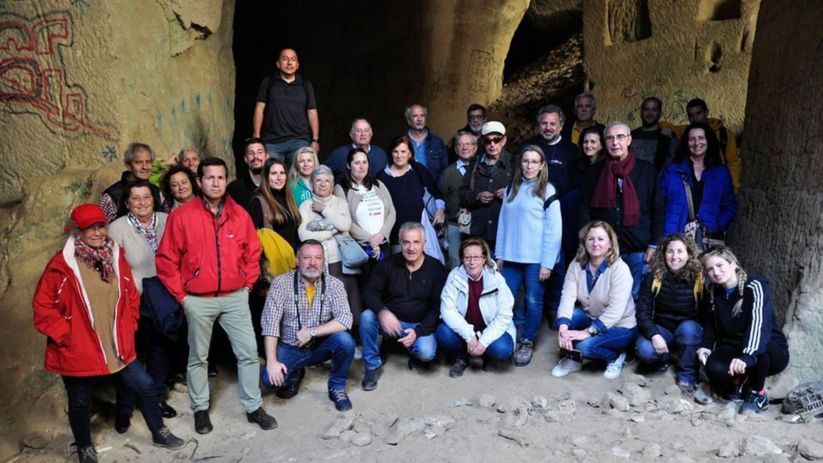 El grupo participante en la ruta guiada por el futuro parque arqueológico, lúdico y turístico.