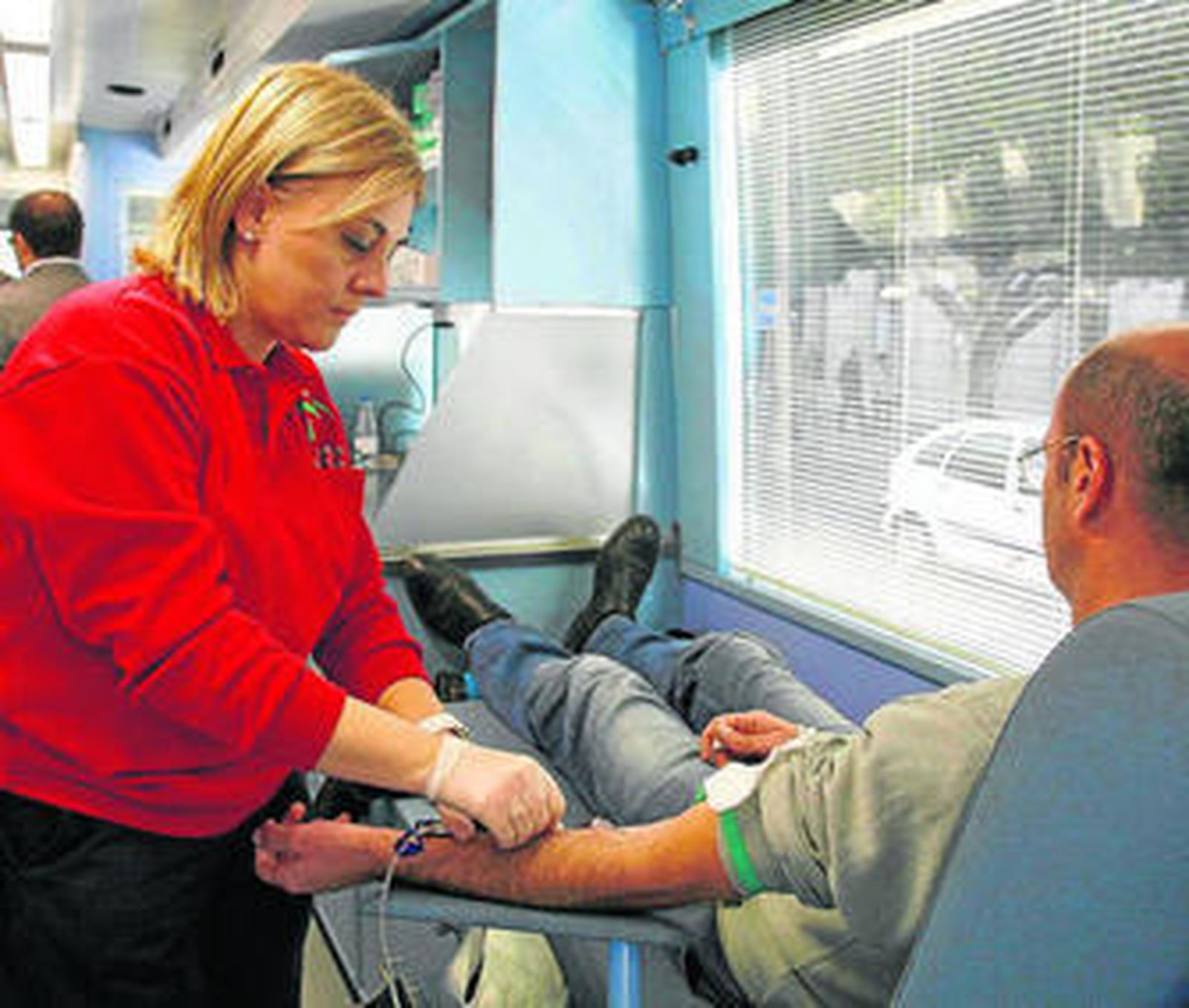 Una profesional del Centro de Transfusiones atiende a un donante.