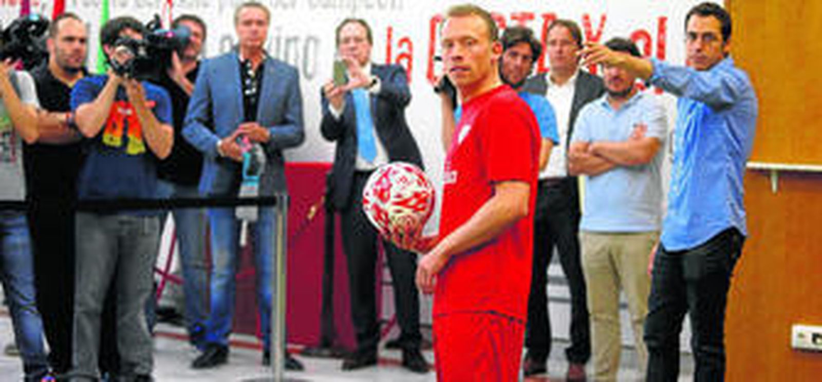 Krohn-Dehli atiende al fotógrafo en el antepalco del Sánchez-Pizjuán, donde posó con su nueva camiseta.