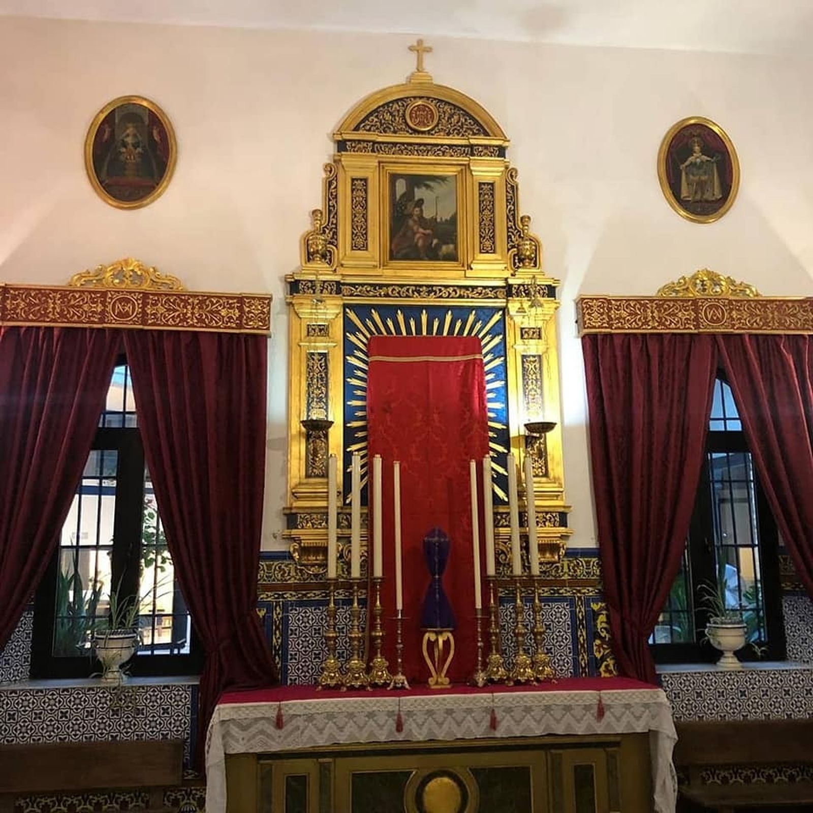 El lienzo de la Divina Pastora y la cruz, veladas en la última semana de la cuaresma.