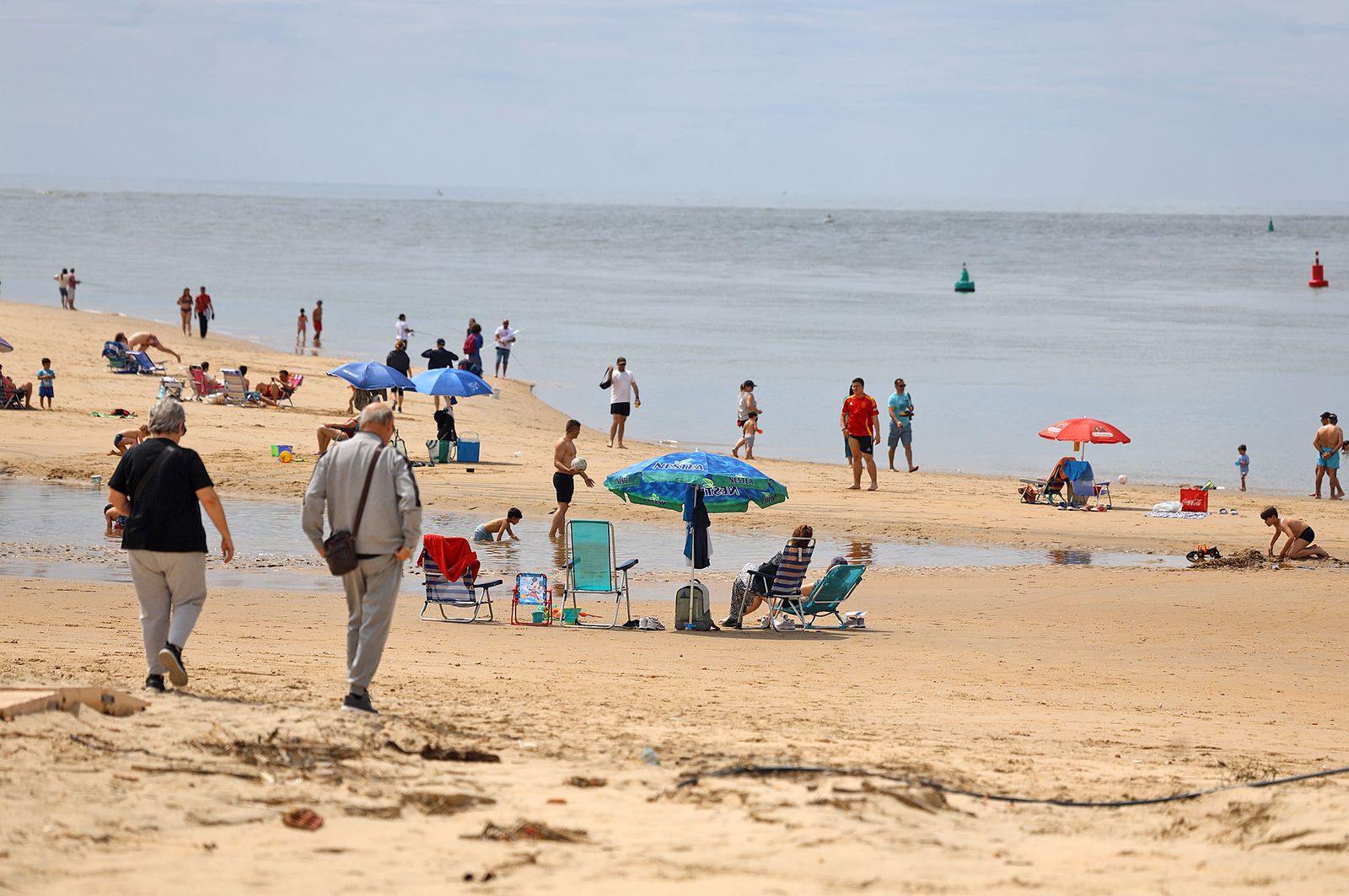 Imágenes del ambiente en la playa de El Portil durante la mañana del 1 de mayo