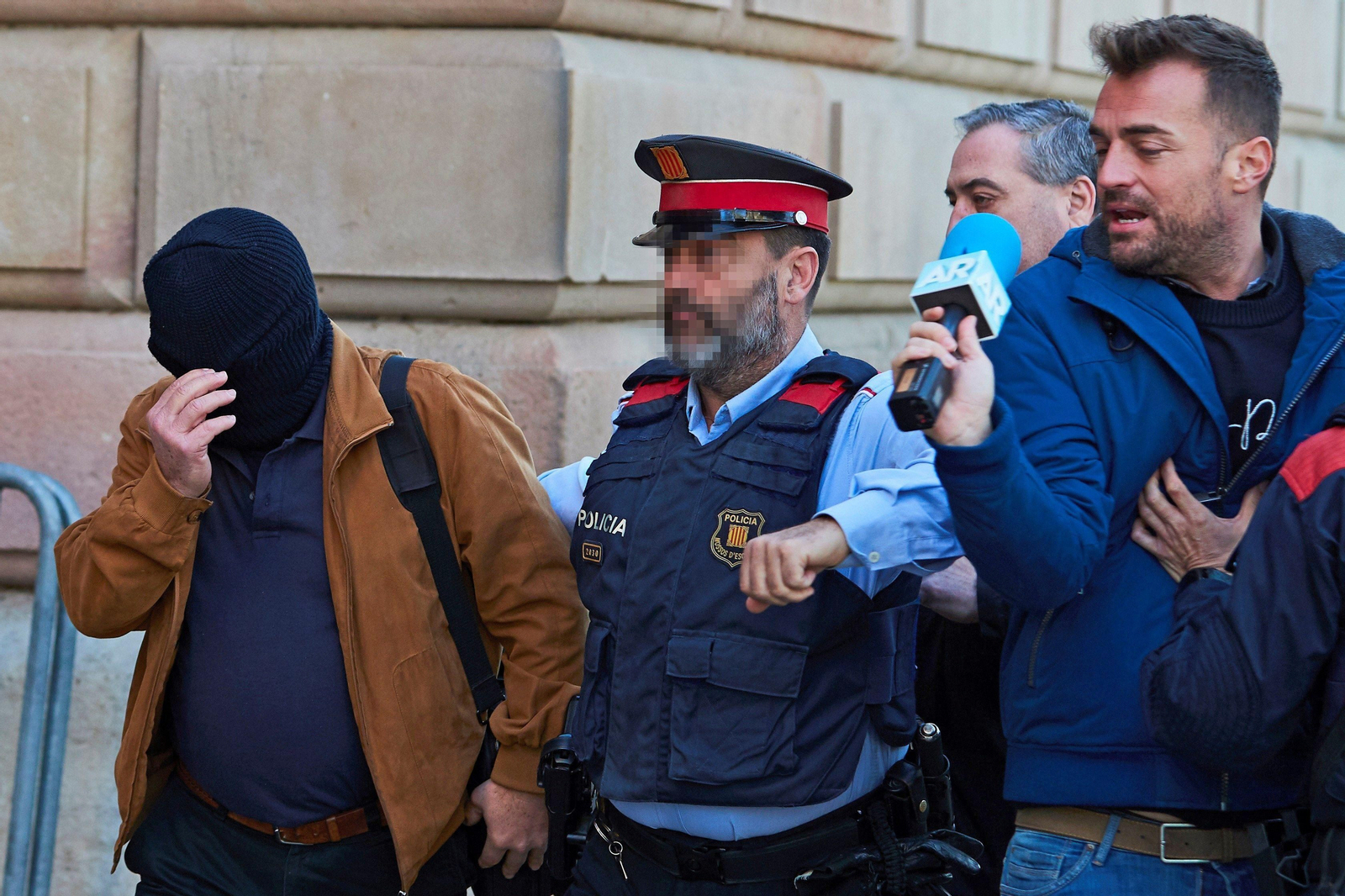 El ex profesor de los Maristas de Sants y pederasta confeso Joaquín Benítez (izquierda).