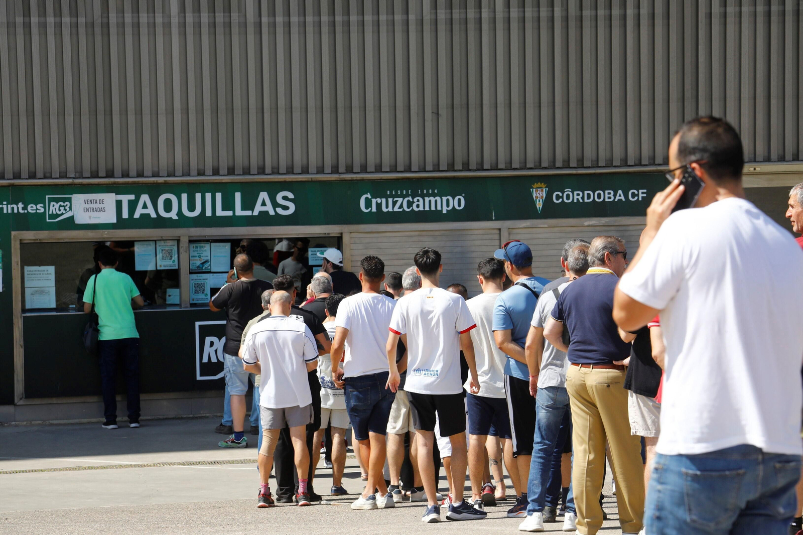 Colas en El Arcángel para hacerse con las entradas de los partidos del Córdoba CF ante la Ponferradina