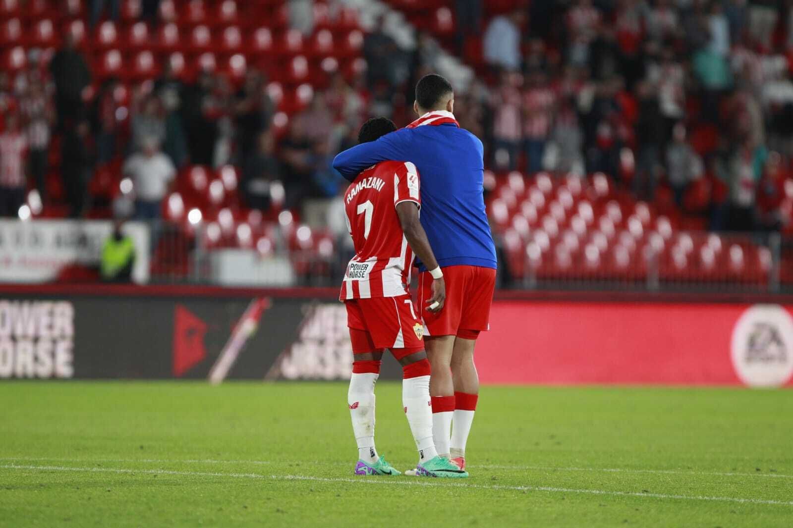 Kaiky trata de consolar a Ramazani tras la derrota frente a la Real Sociedad.