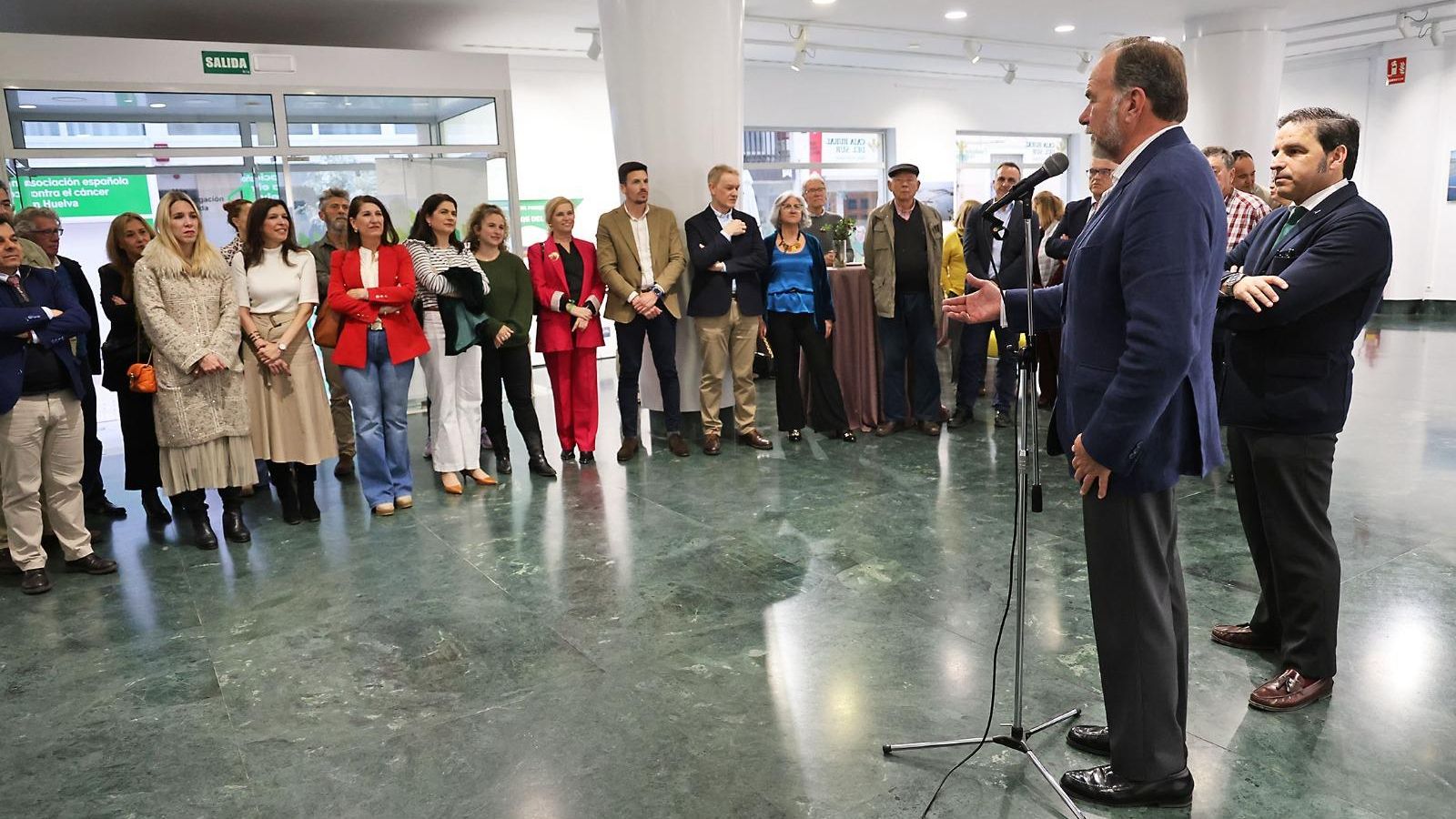 Asistentes a la presentación de la exposición en la Fundación Caja Rural del Sur de Huelva.