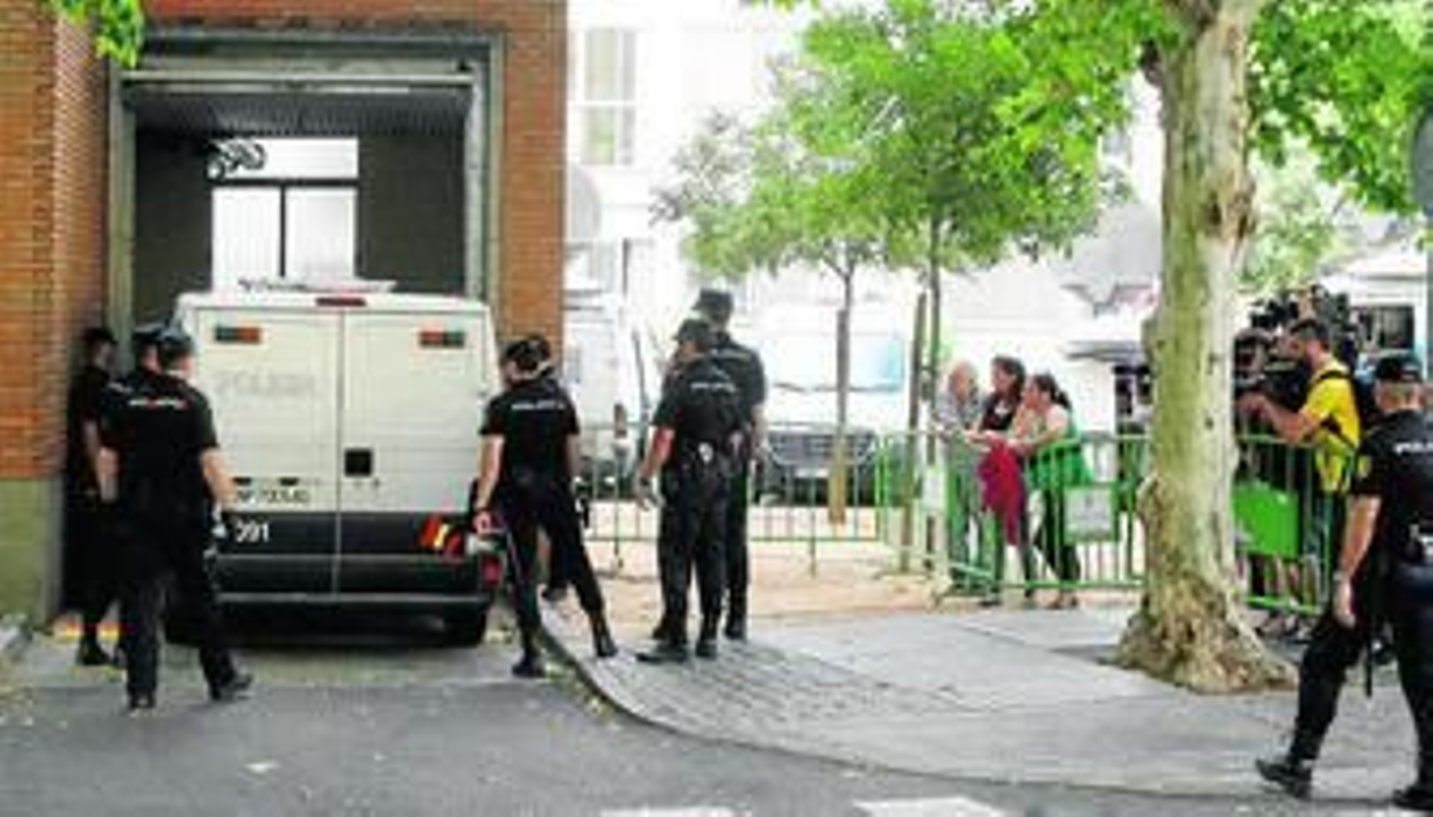 Llegada del furgón policial que trasladó a Bretón desde la cárcel de Alcolea a los juzgados.