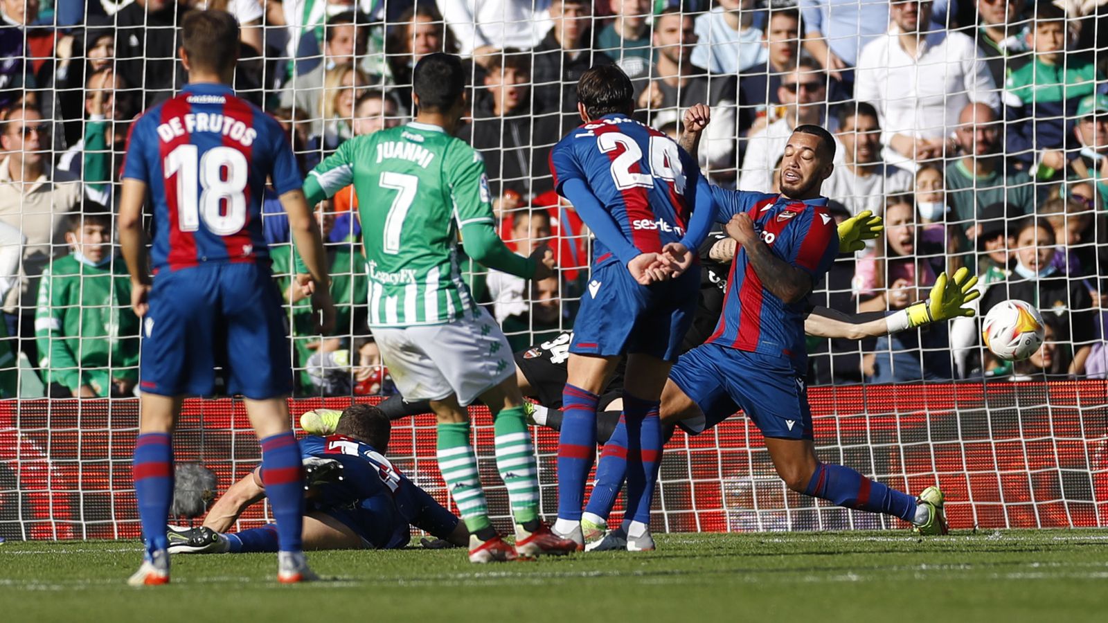 Juanmi remata con el interior del pie para conseguir el 1-1.