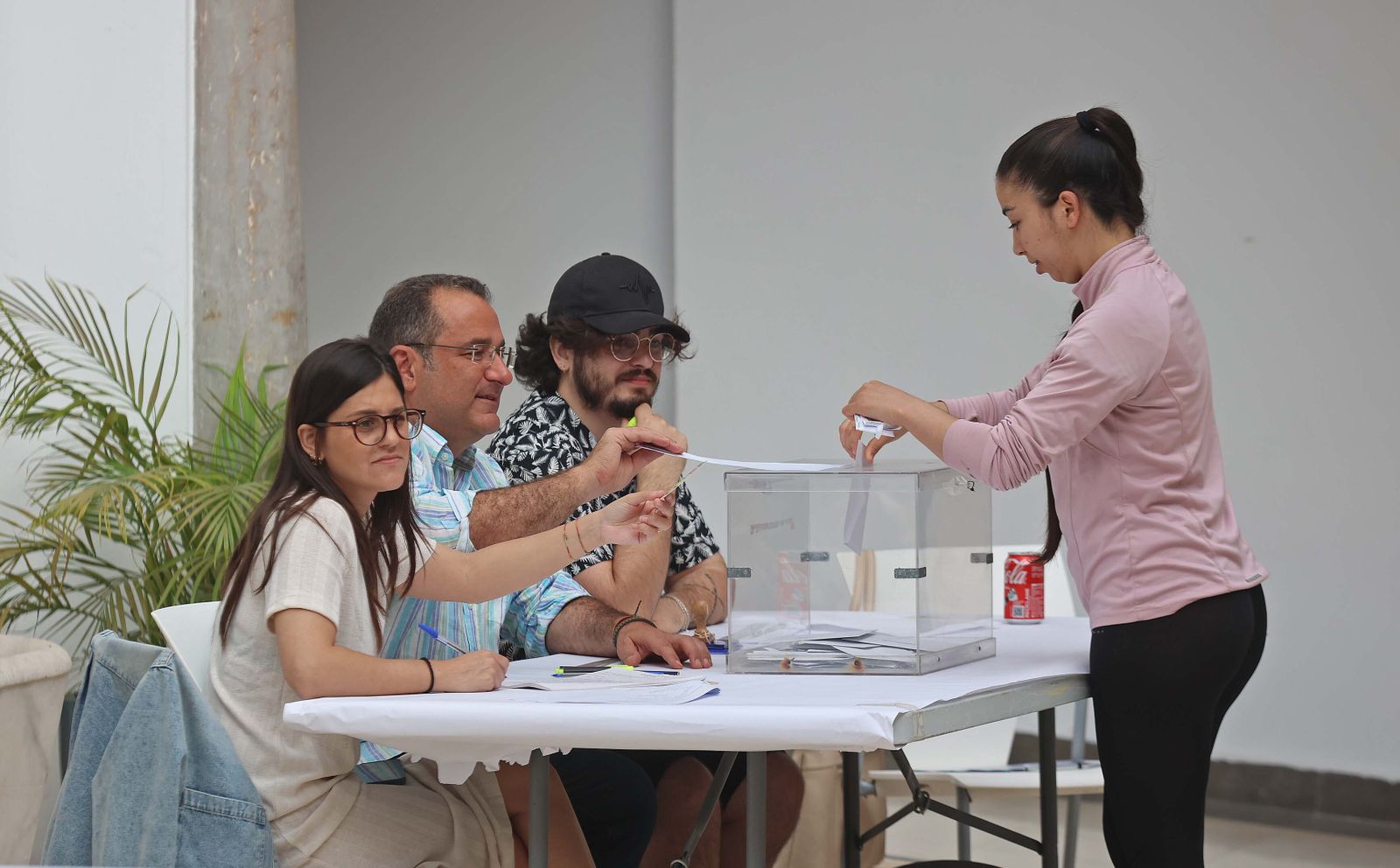 Imágenes de la jornada electoral para el Parlamento Europeo en Algeciras