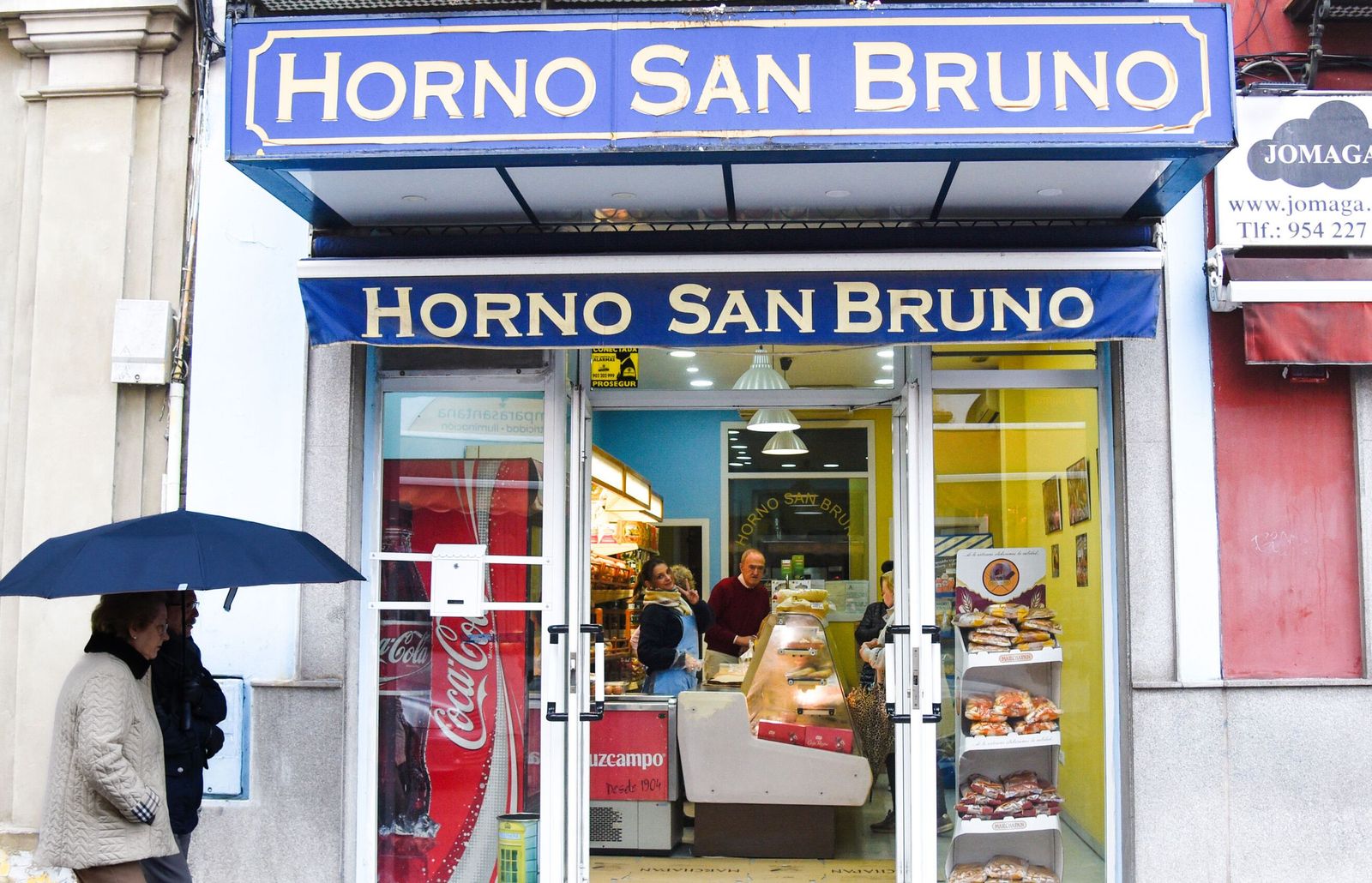 Panadería San Bruno en los impares de Feria. A su lado, foto antigua de Zambruno.