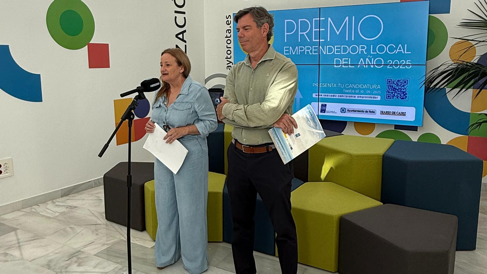 La delegada de Desarrollo Económico del Ayuntamiento de Rota, Encarna Niño; y el gerente de CEEI Bahía de Cádiz, Miguel Sánchez- Cossío.