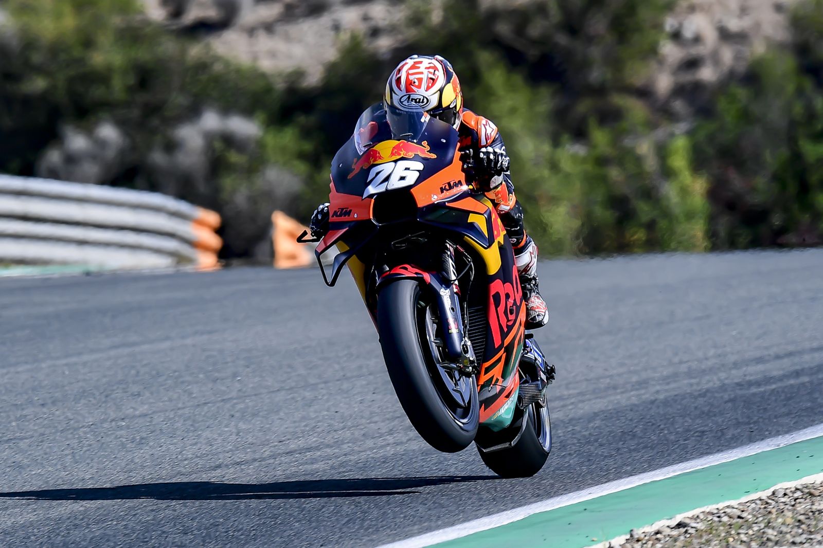 Pedrosa rodando esta semana en la recta previa a su curva en el Circuito de Jerez.