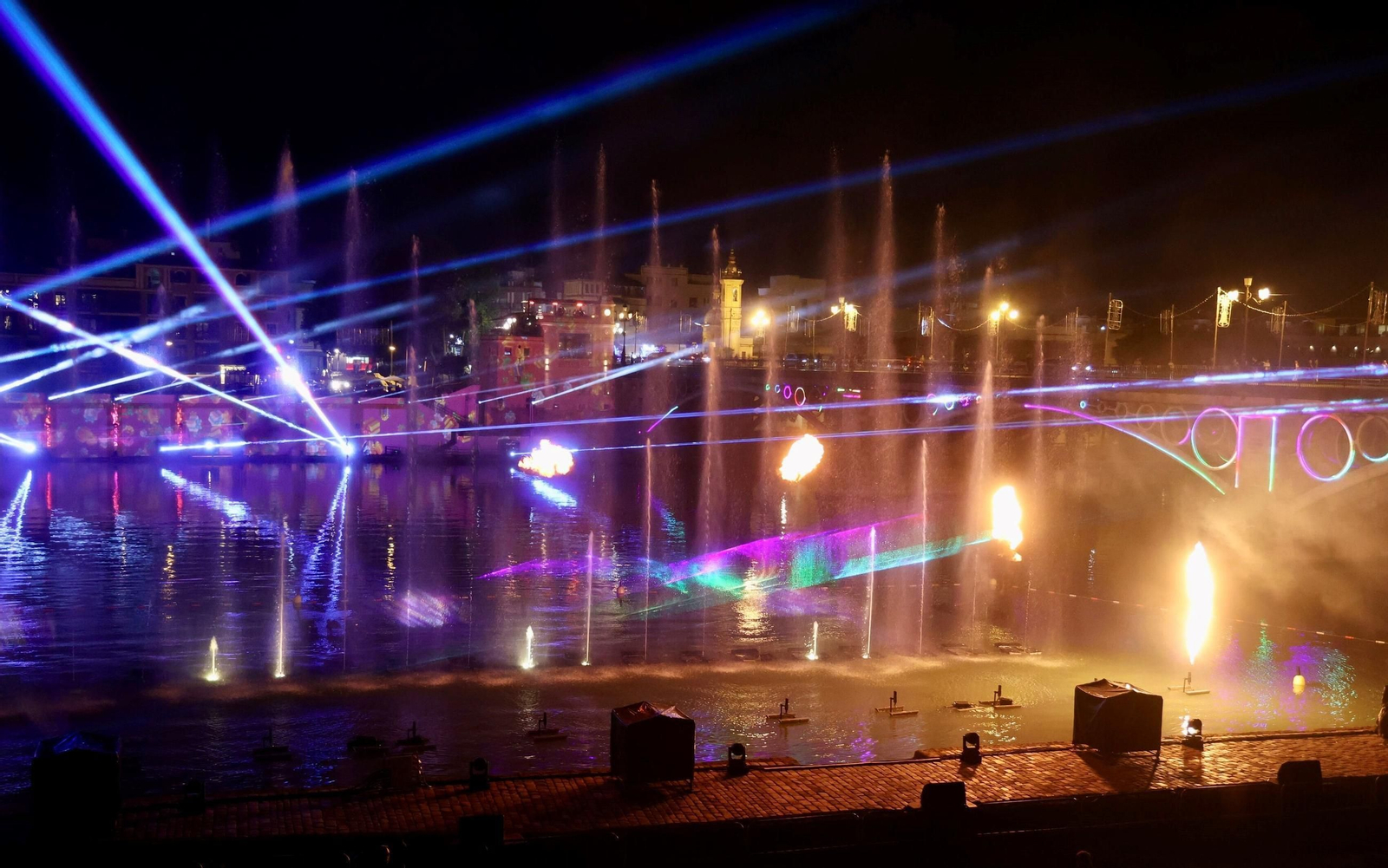 Así es la nueva edición de 'Navigalia': las fotos del espectáculo en el río