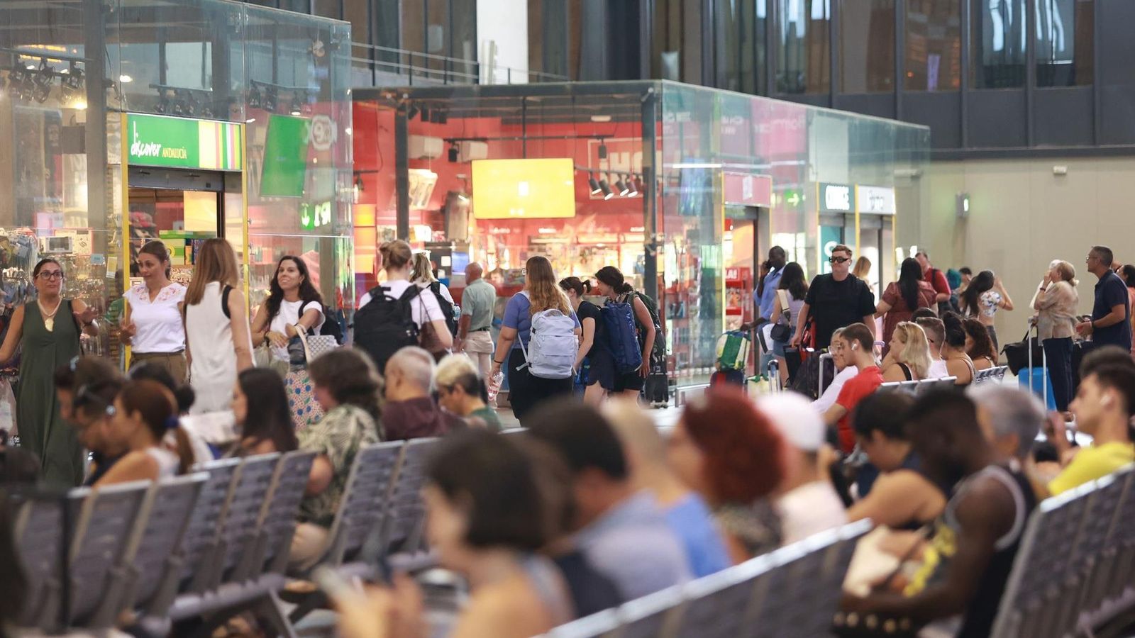 Viajeros en la estación de Santa Justa