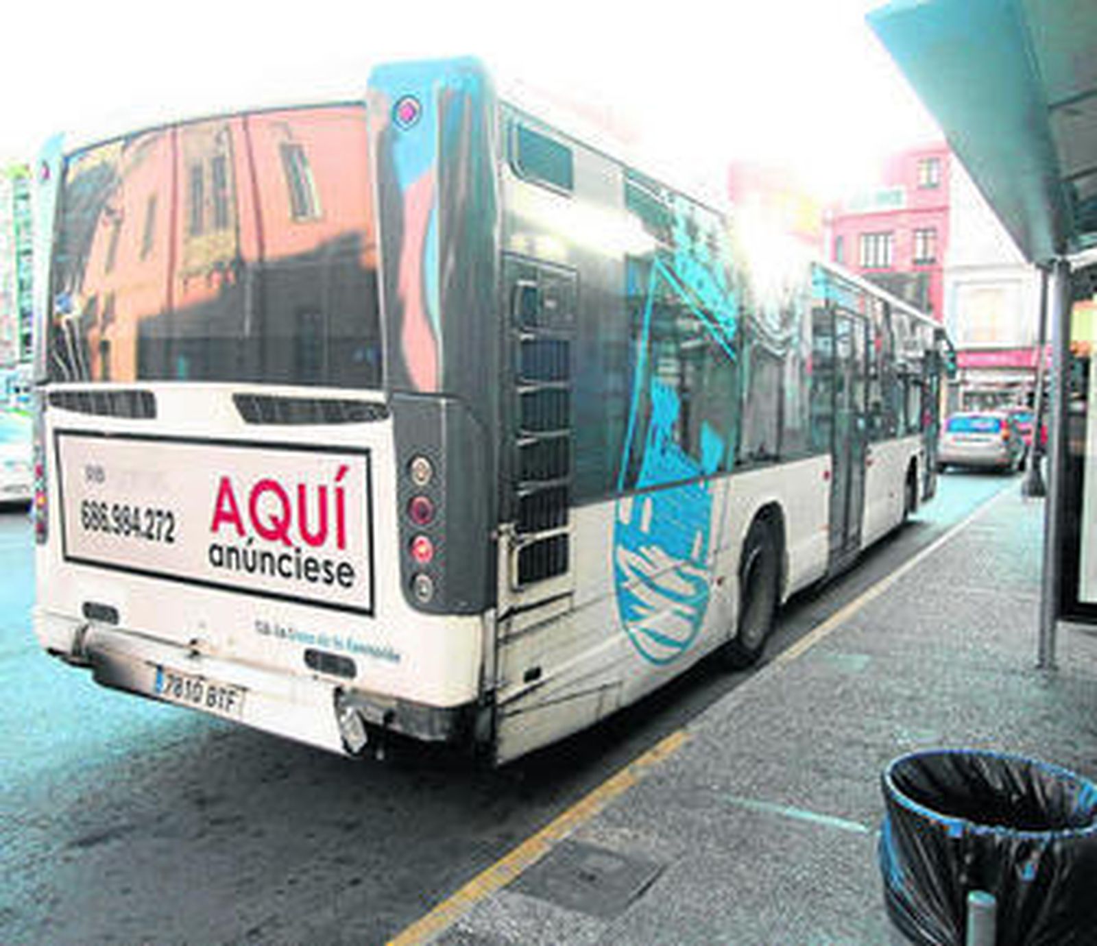 Un autobús urbano, en la plaza de la Constitución.