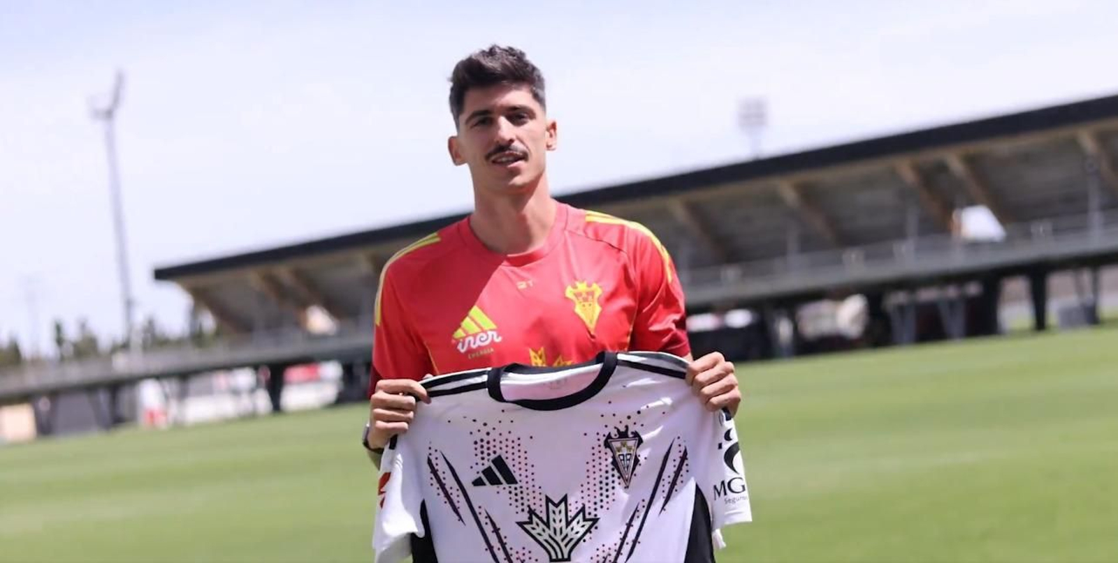 Neva posa con la camiseta albaceteña