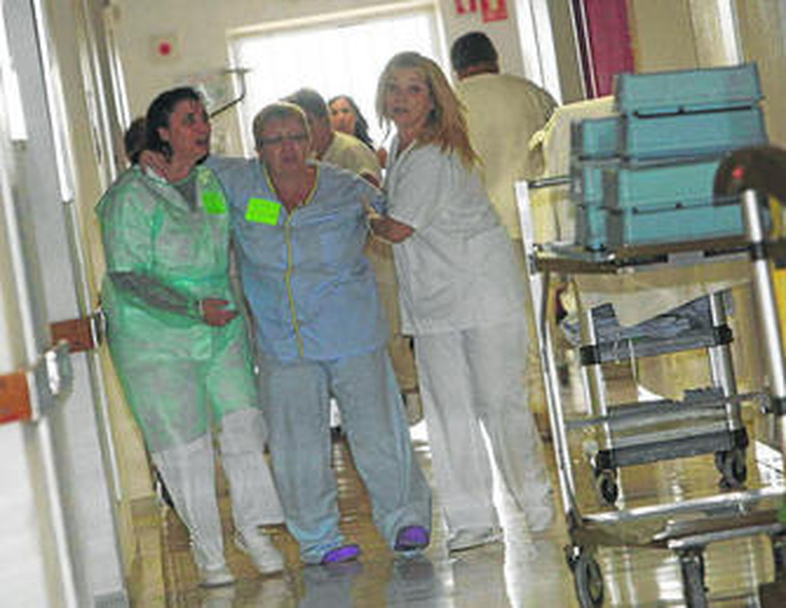 El personal sanitario saca a los pacientes del área A de la sexta planta del Hospital Torrecárdenas.