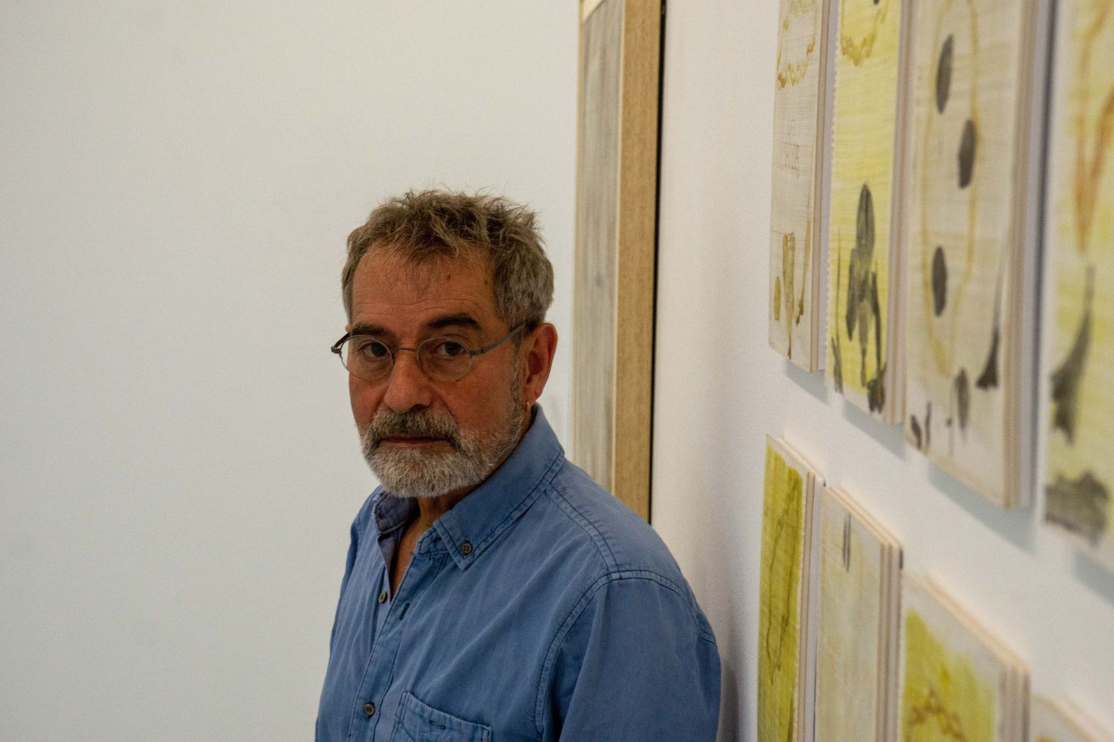 Carlos Montaño, fotografiado en la galería Birimbao.