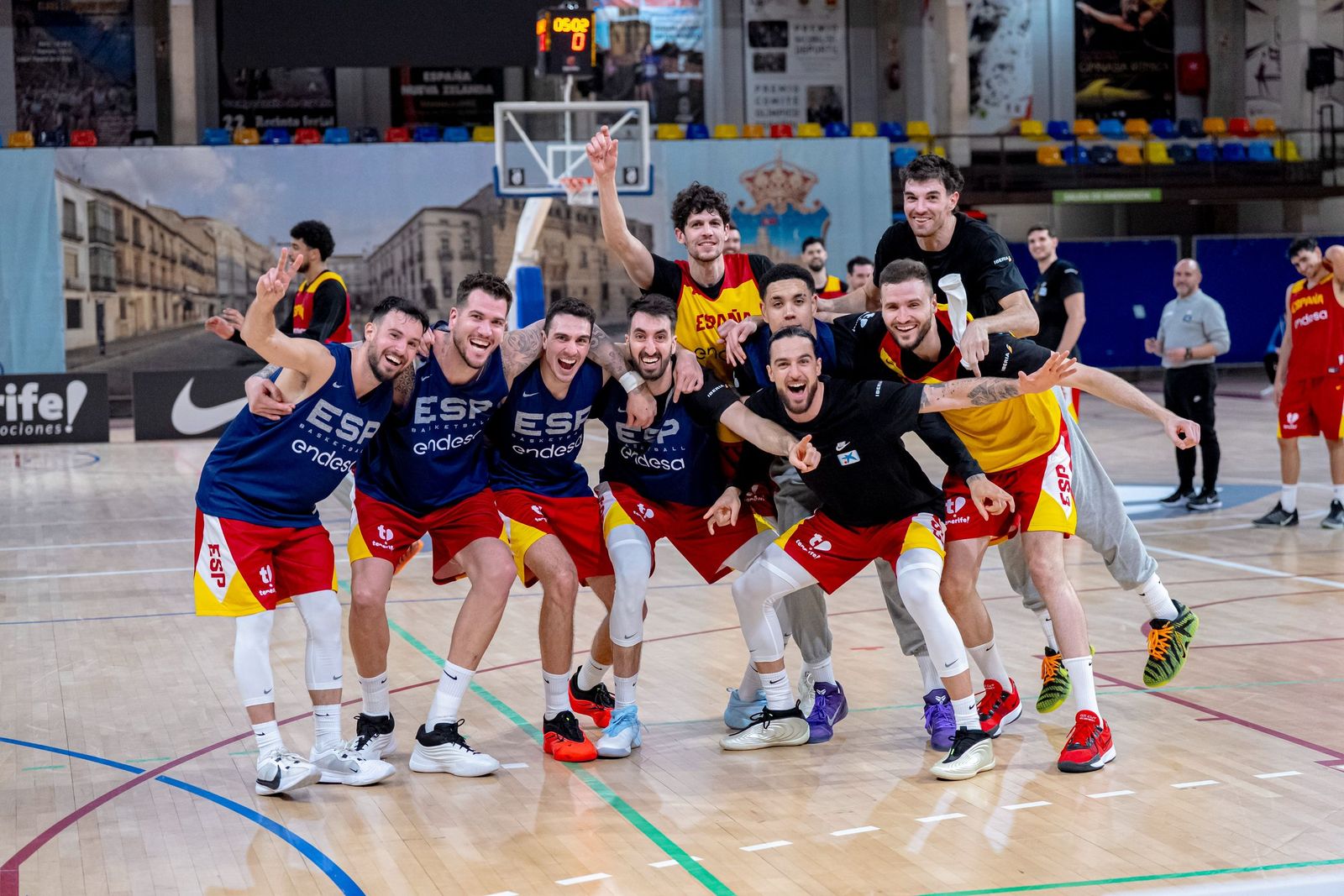 Lluís Costa, el primero por la izquierda, junto a varios compañeros de la Selección española en un entrenamiento.