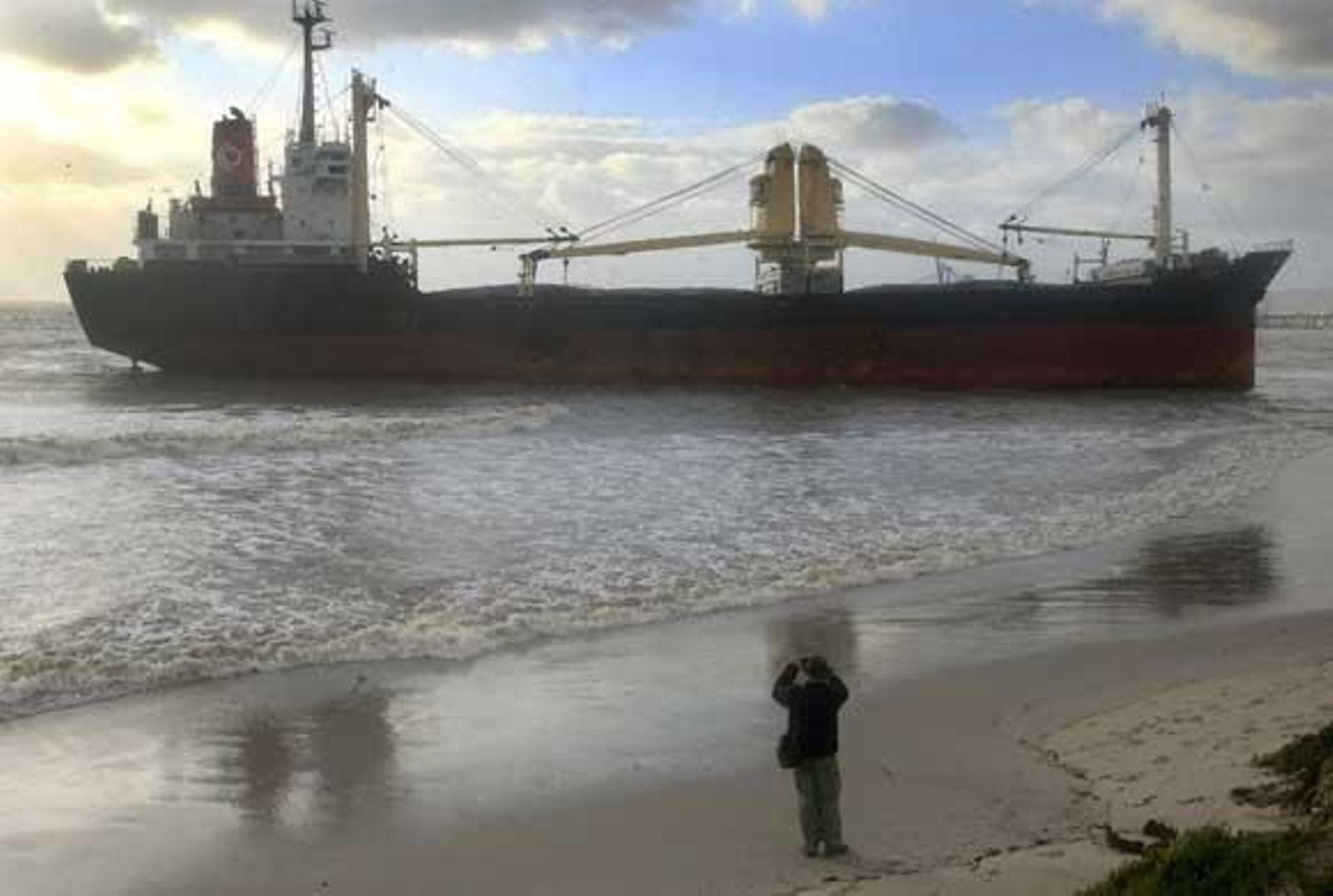 El temporal de Levante hace que el buque 'Rhea' vare en El Rinconcillo tras rechazar la ayuda de Capitanía./Fotos:Erasmo Fenoy 

Foto: Erasmo Fenoy