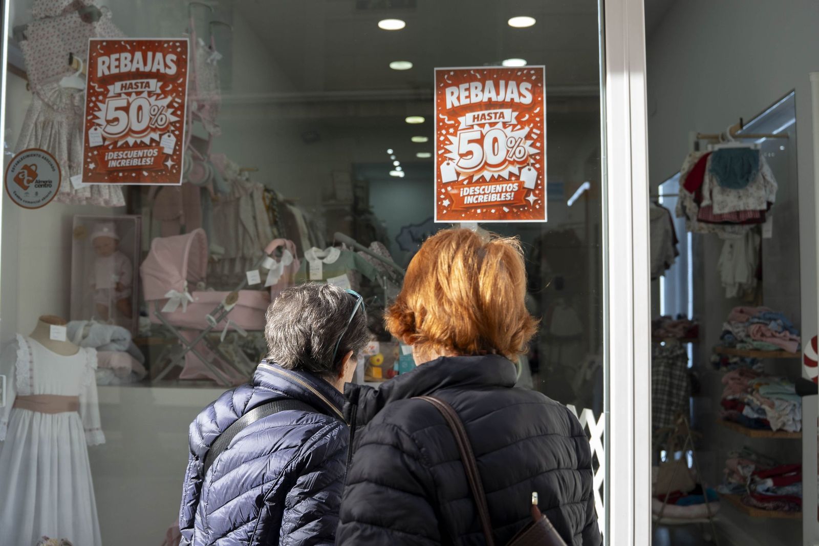 El comienzo de la campaña de rebajas en Almería, en imágenes