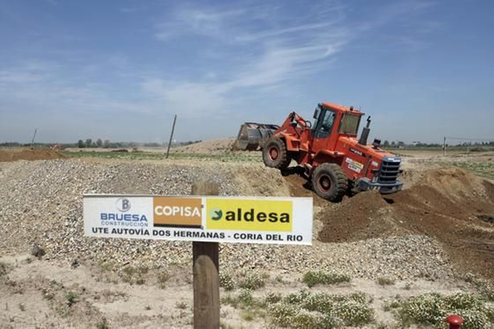 Una grúa de la obra, con el cartel anunciador del tramo en primer término: Dos Hermanas-Coria del Río.

Foto: Juan Carlos Muñoz
