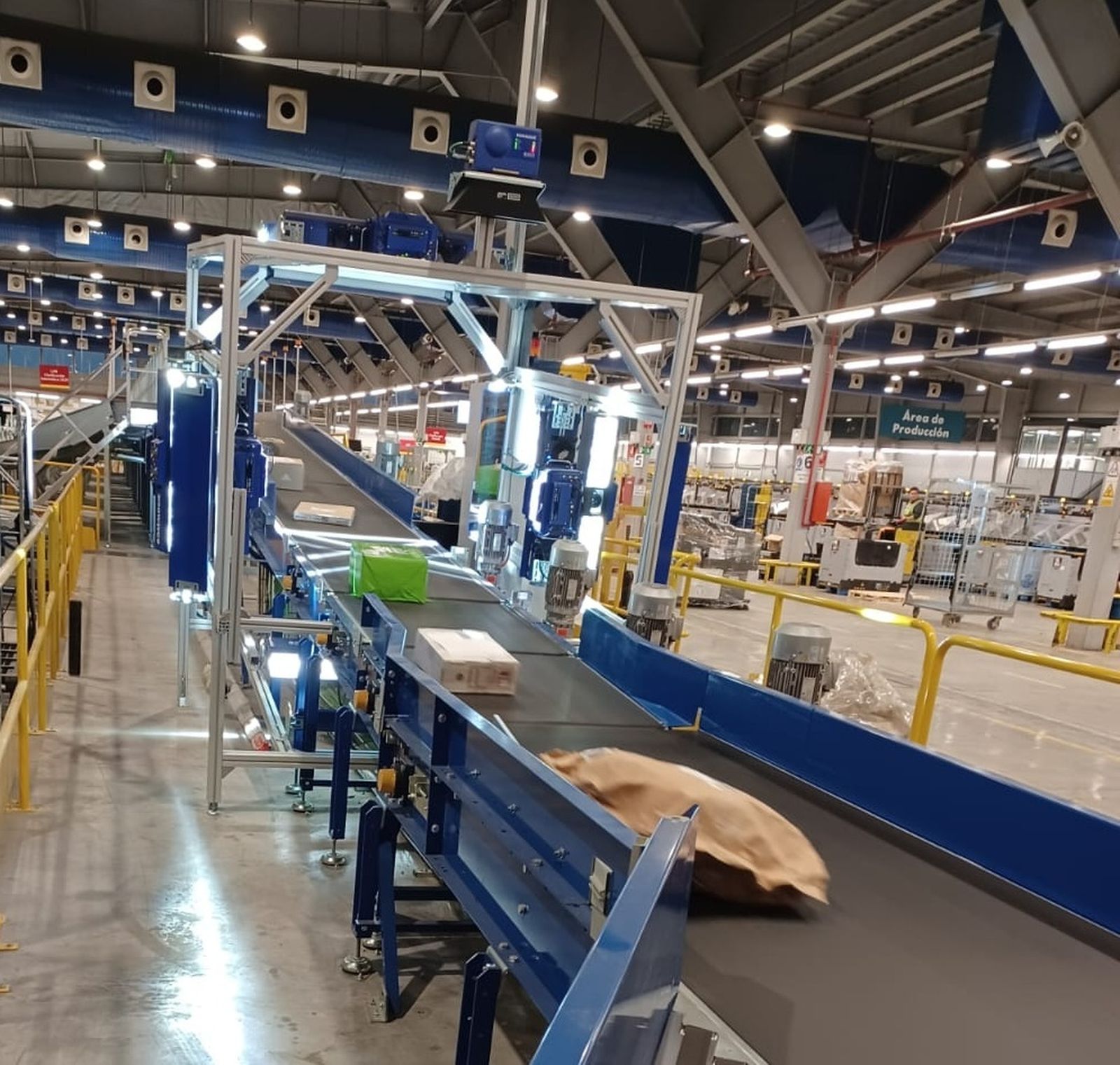 La nueva máquina de clasificación de paquetería de Correos en Sevilla funciona a pleno rendimiento