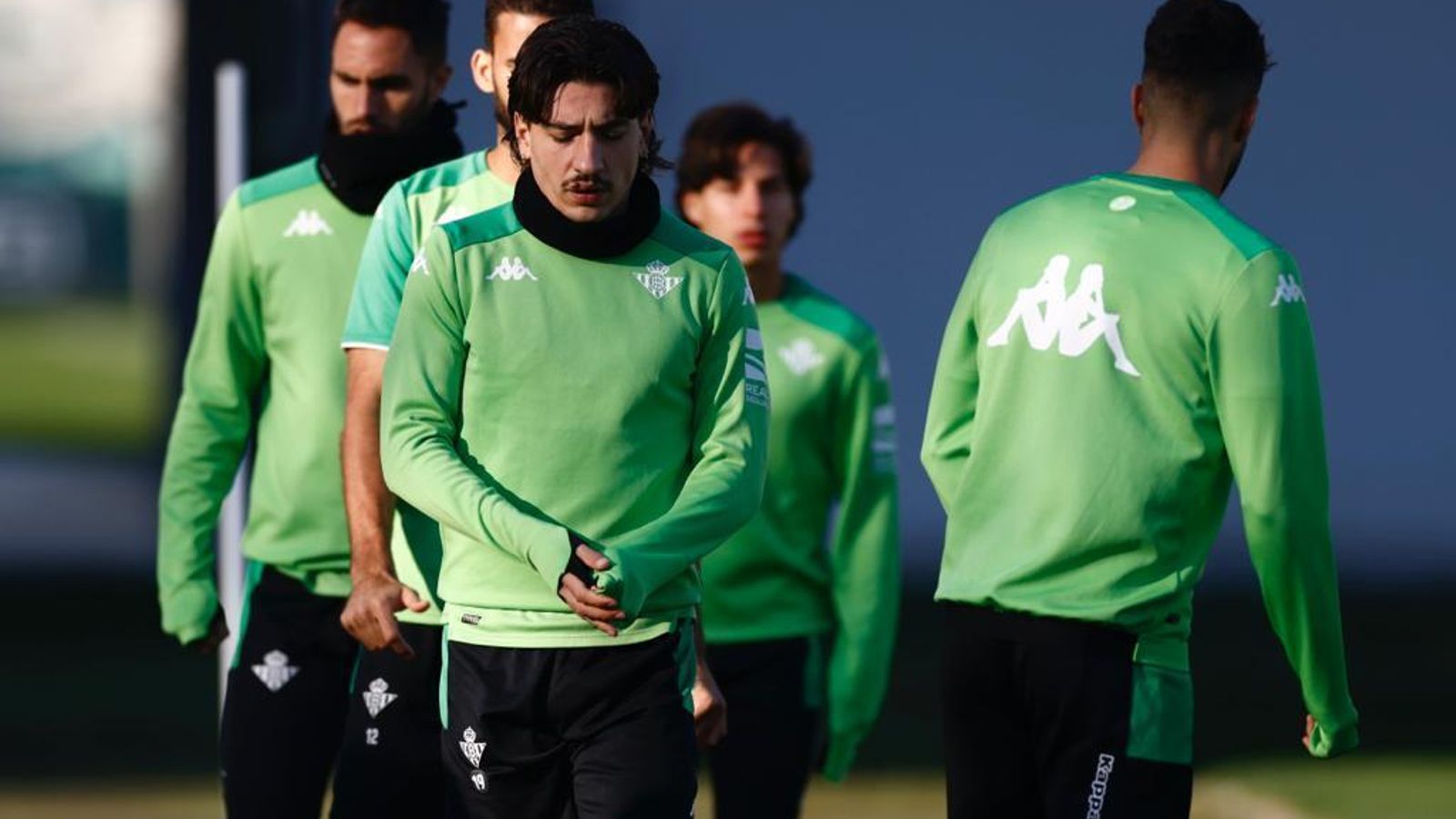 Bellerín, con William José detrás, en la sesión matinal de este lunes.