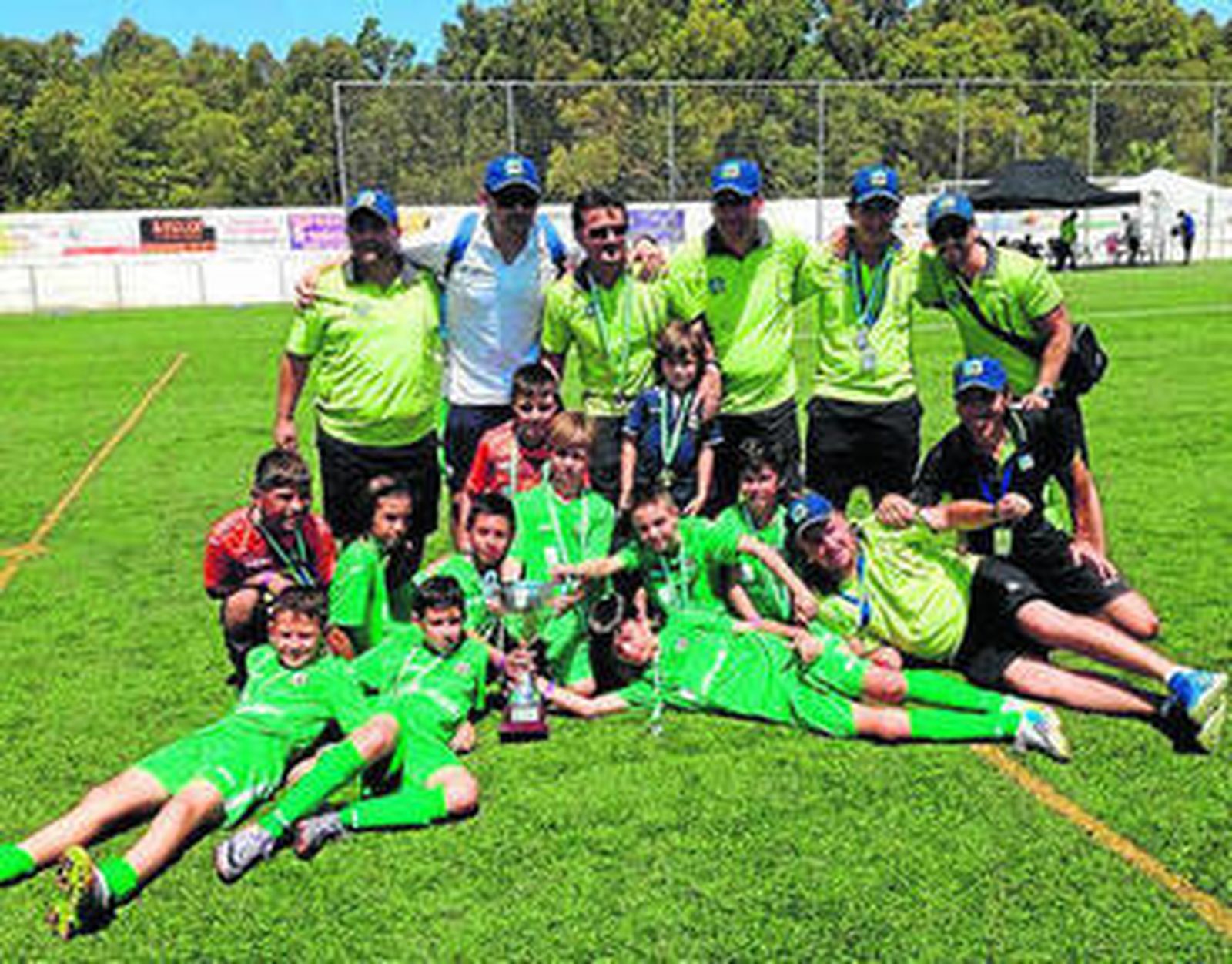 Los benjamines de la provincia gaditana posan con el trofeo conquistado.