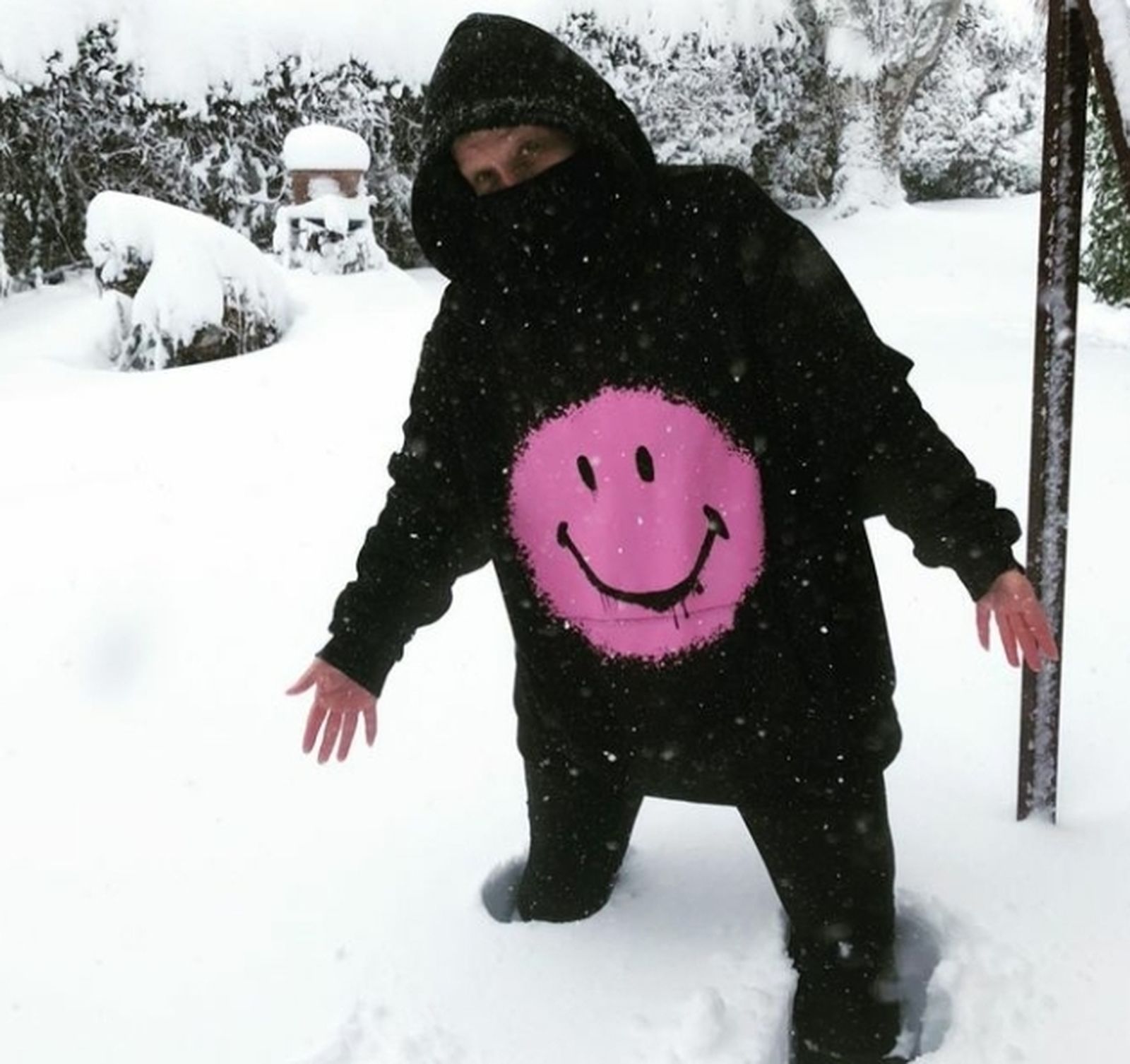 Detras de este abrigado atuendo, como si fuera un ser de Invernalia, se encuentra Alaska. Por una vez hace honor a su nombre